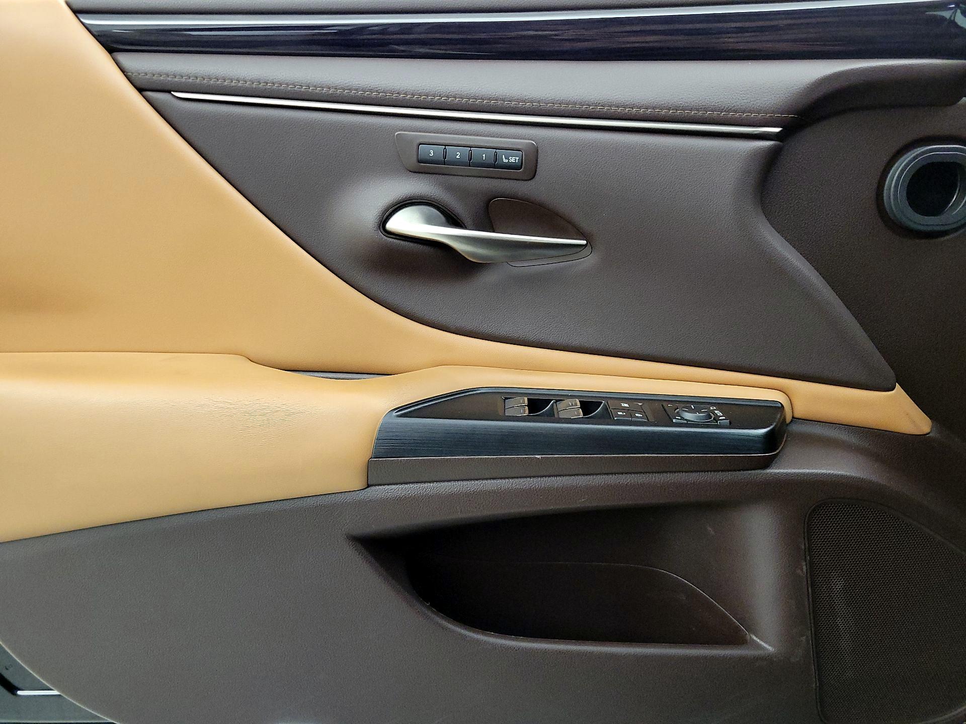 Thumbnail: 2021 Lexus ES - 12