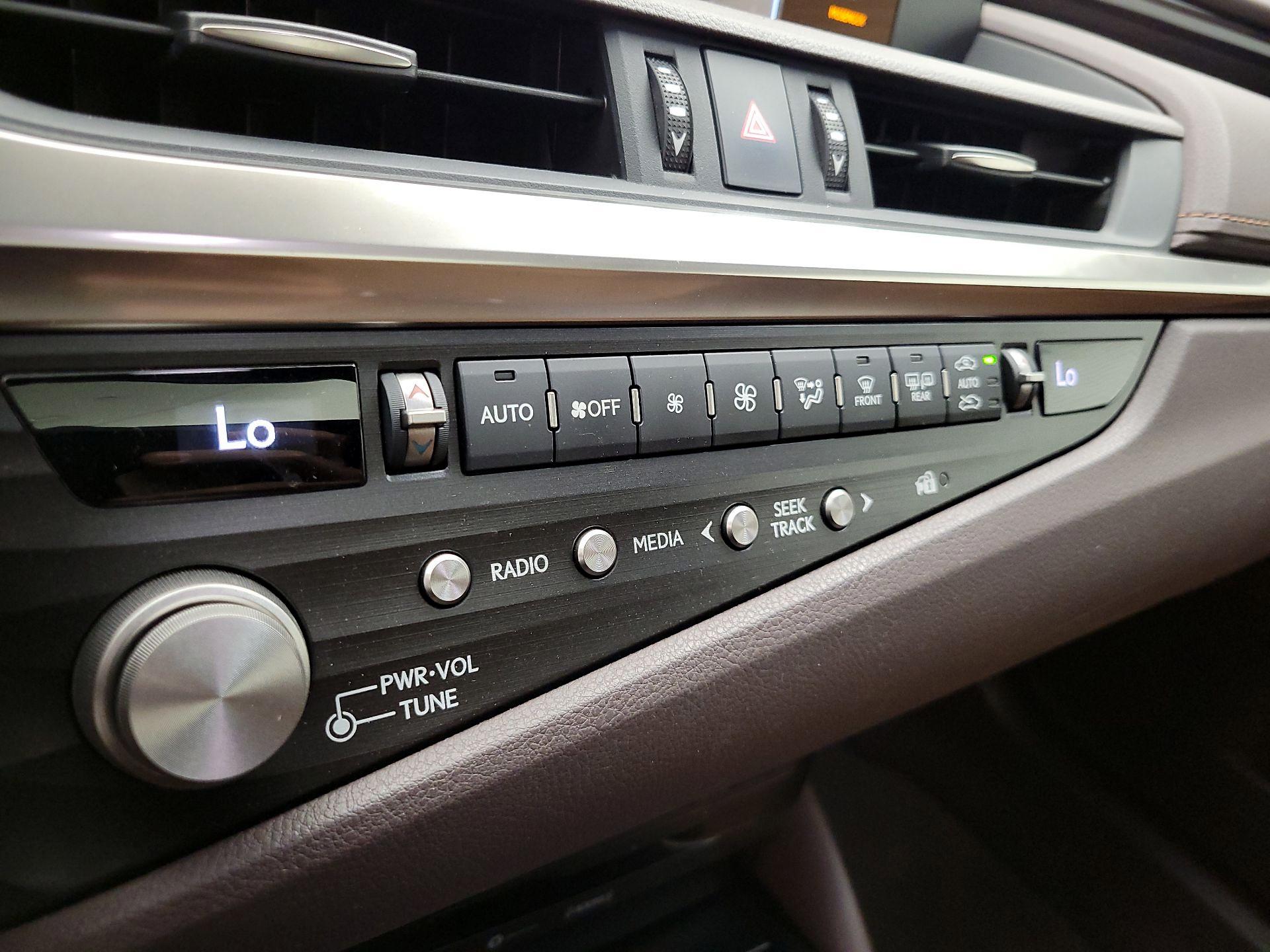 Thumbnail: 2021 Lexus ES - 16