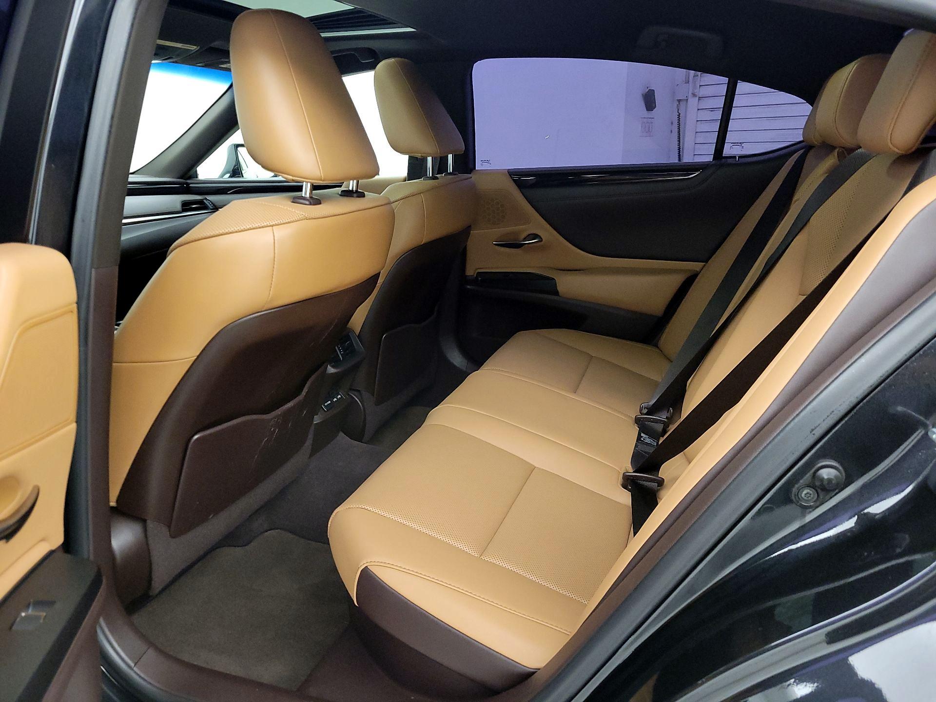 Thumbnail: 2021 Lexus ES - 19