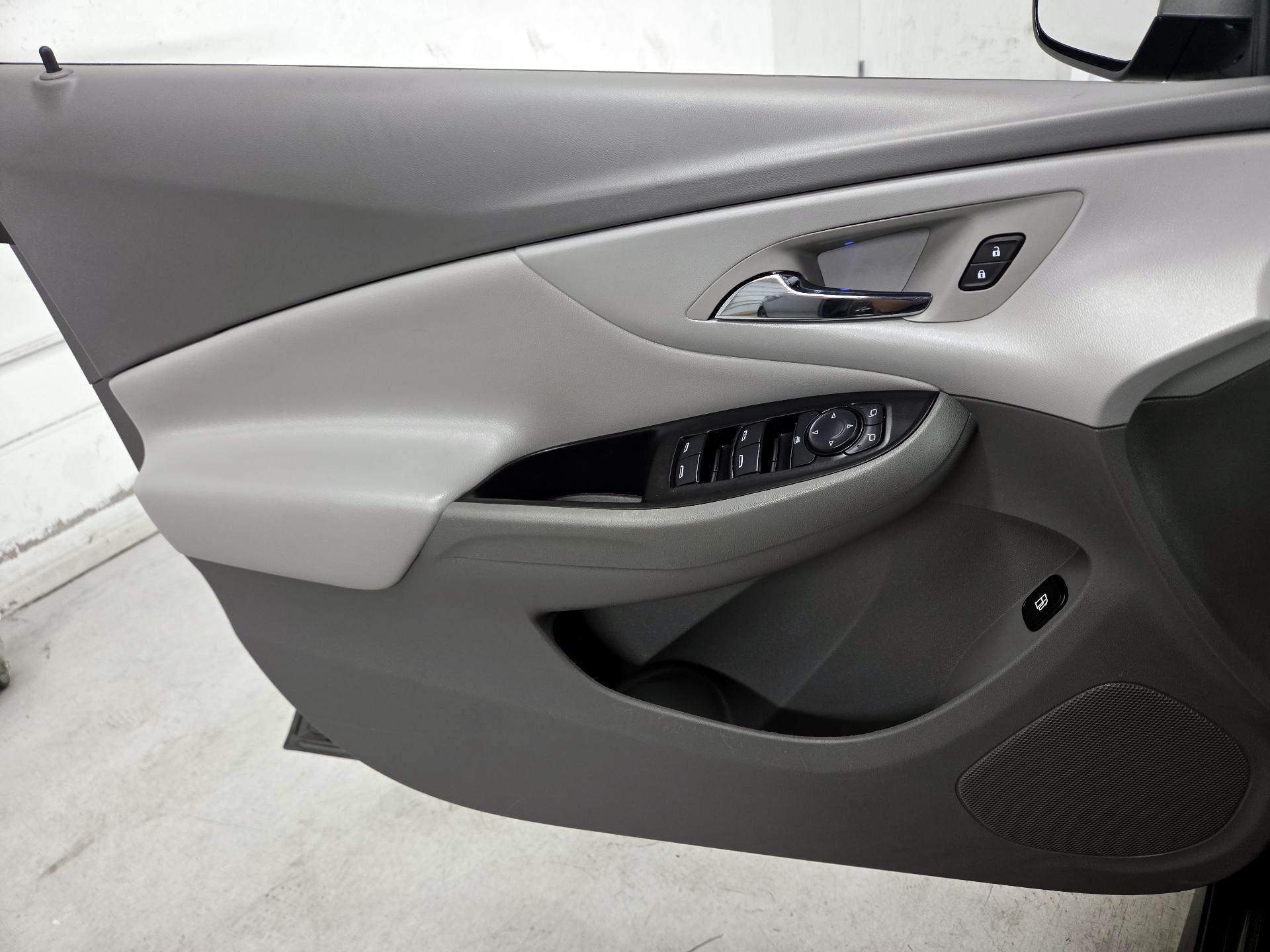 Thumbnail: 2016 Chevrolet Volt - 12