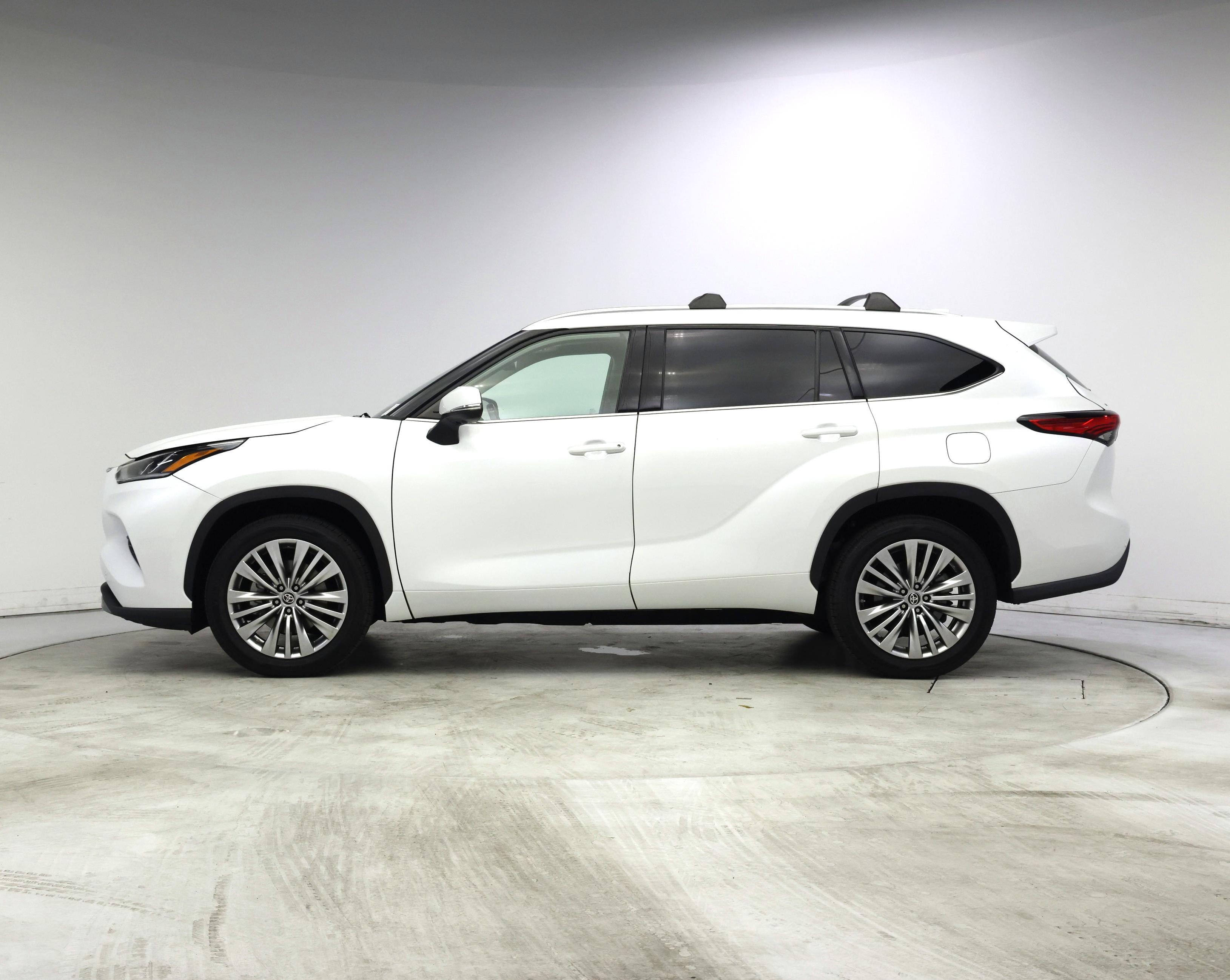 Thumbnail: 2023 Toyota Highlander - 3