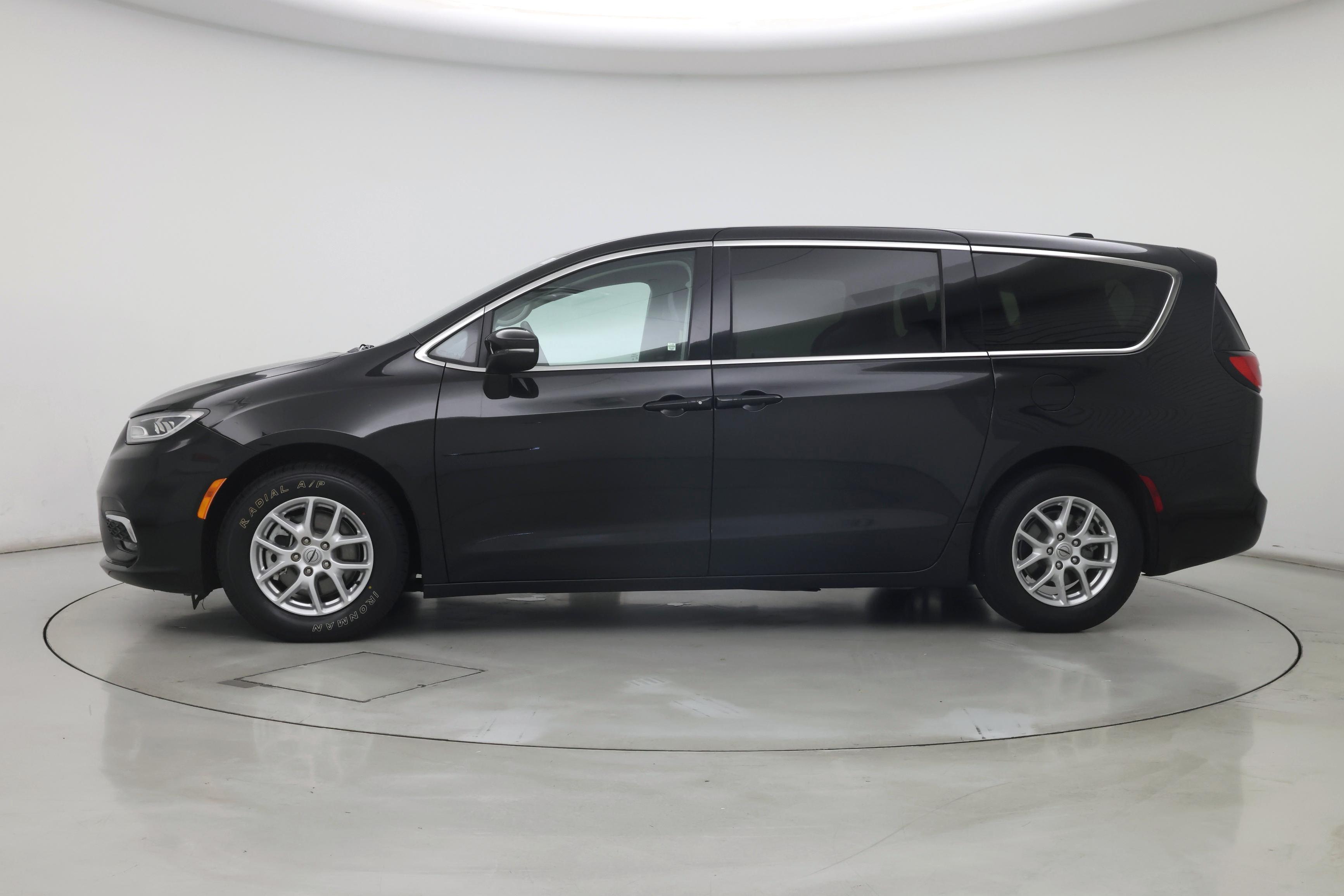 Thumbnail: 2023 Chrysler Pacifica - 3