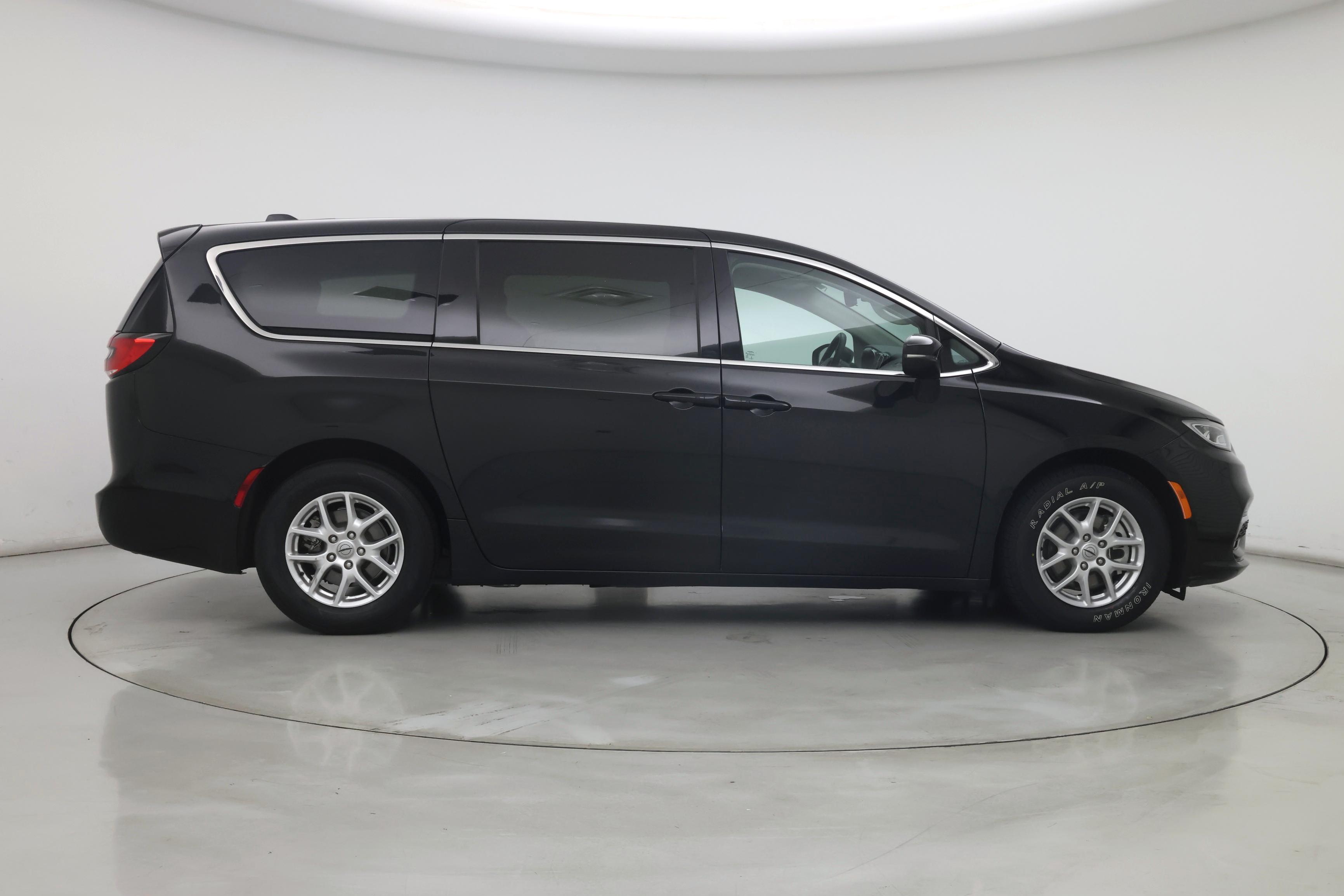 Thumbnail: 2023 Chrysler Pacifica - 7