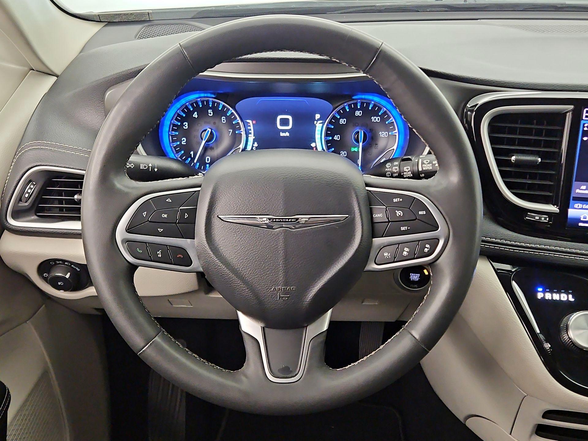 Thumbnail: 2023 Chrysler Pacifica - 10