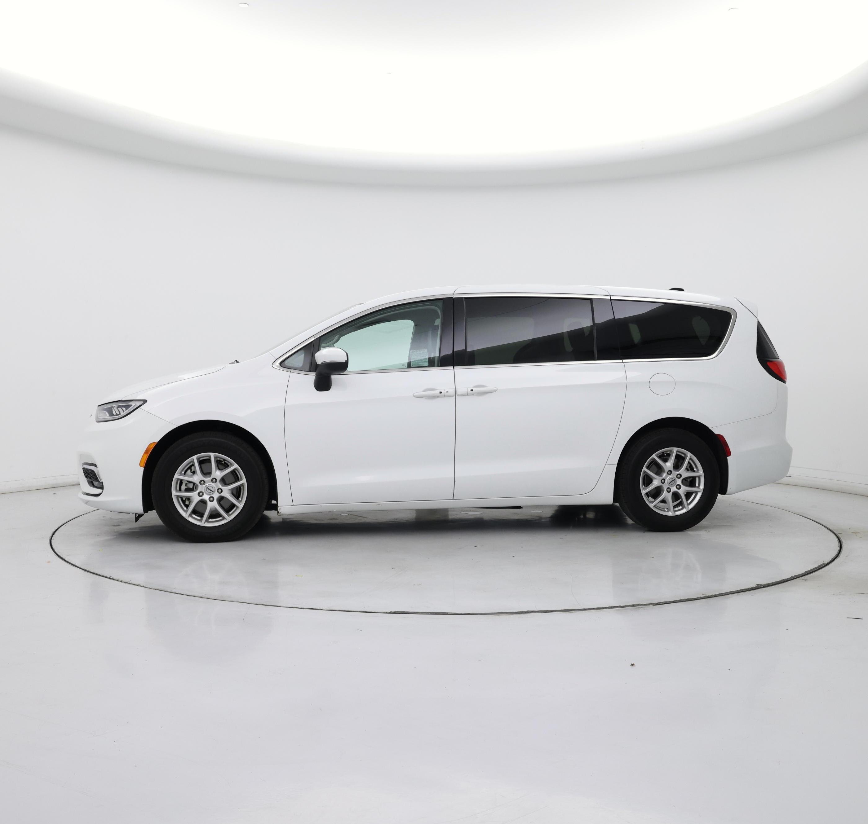 Thumbnail: 2023 Chrysler Pacifica - 3