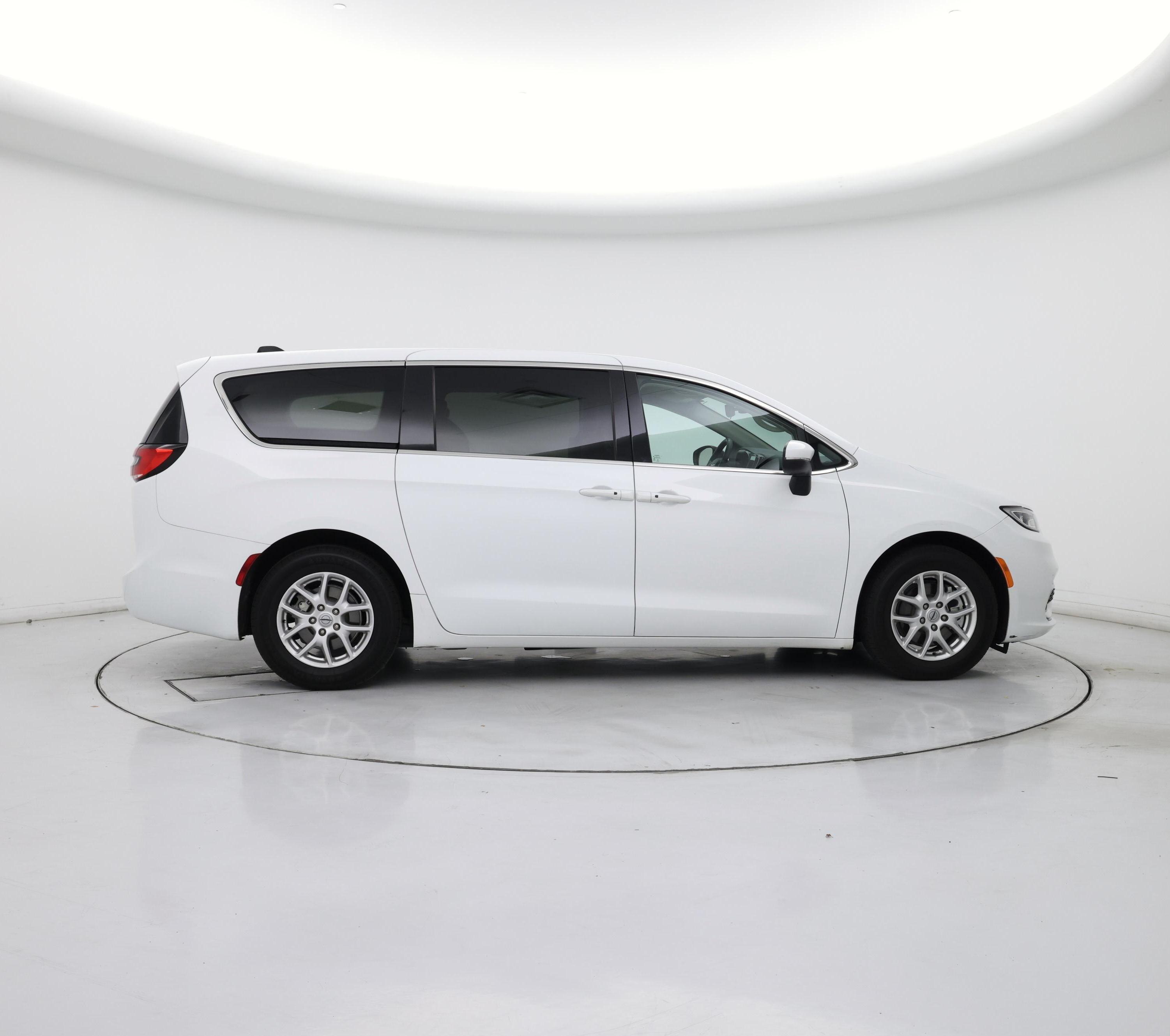 Thumbnail: 2023 Chrysler Pacifica - 7