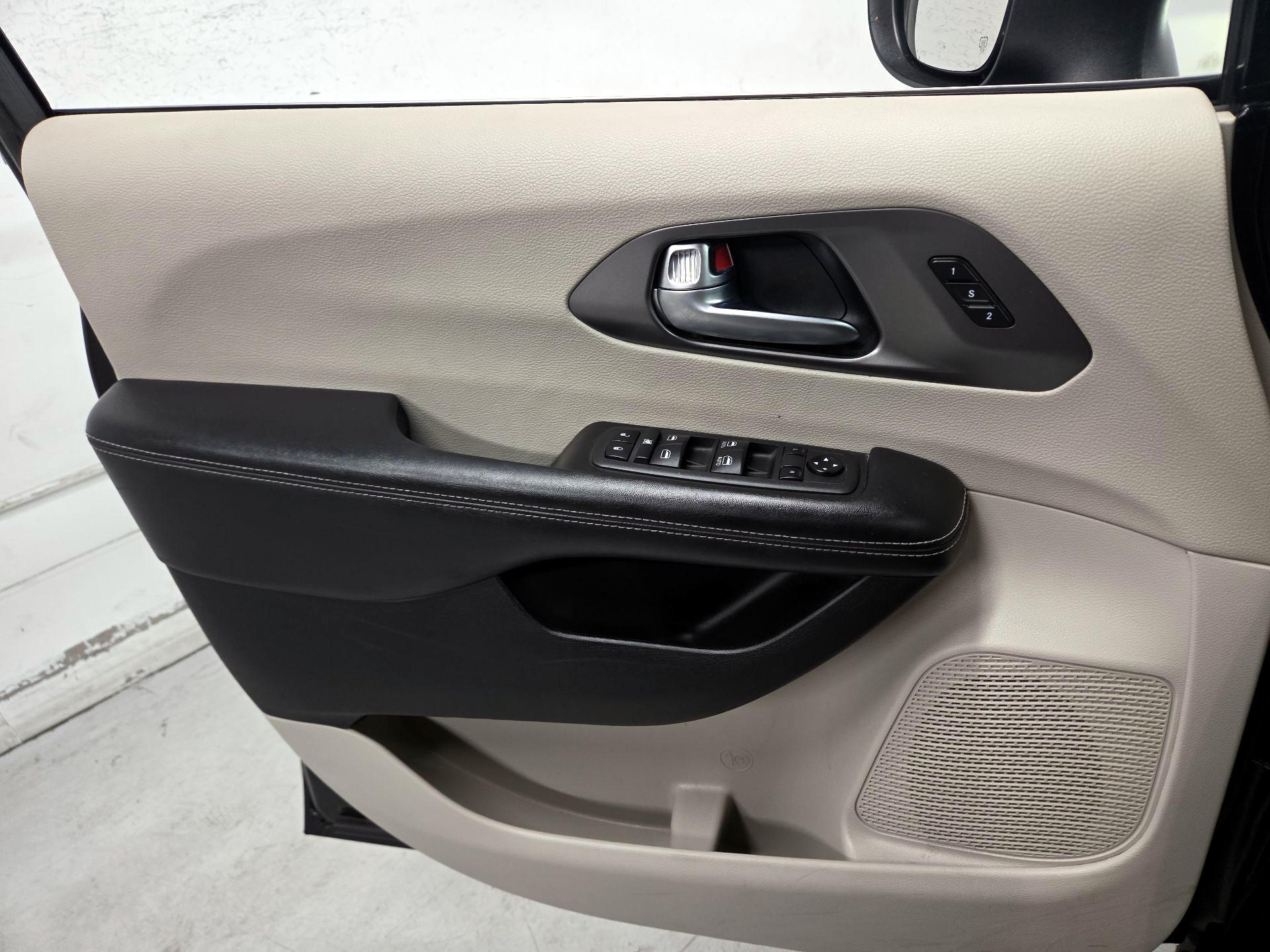 Thumbnail: 2023 Chrysler Pacifica - 12