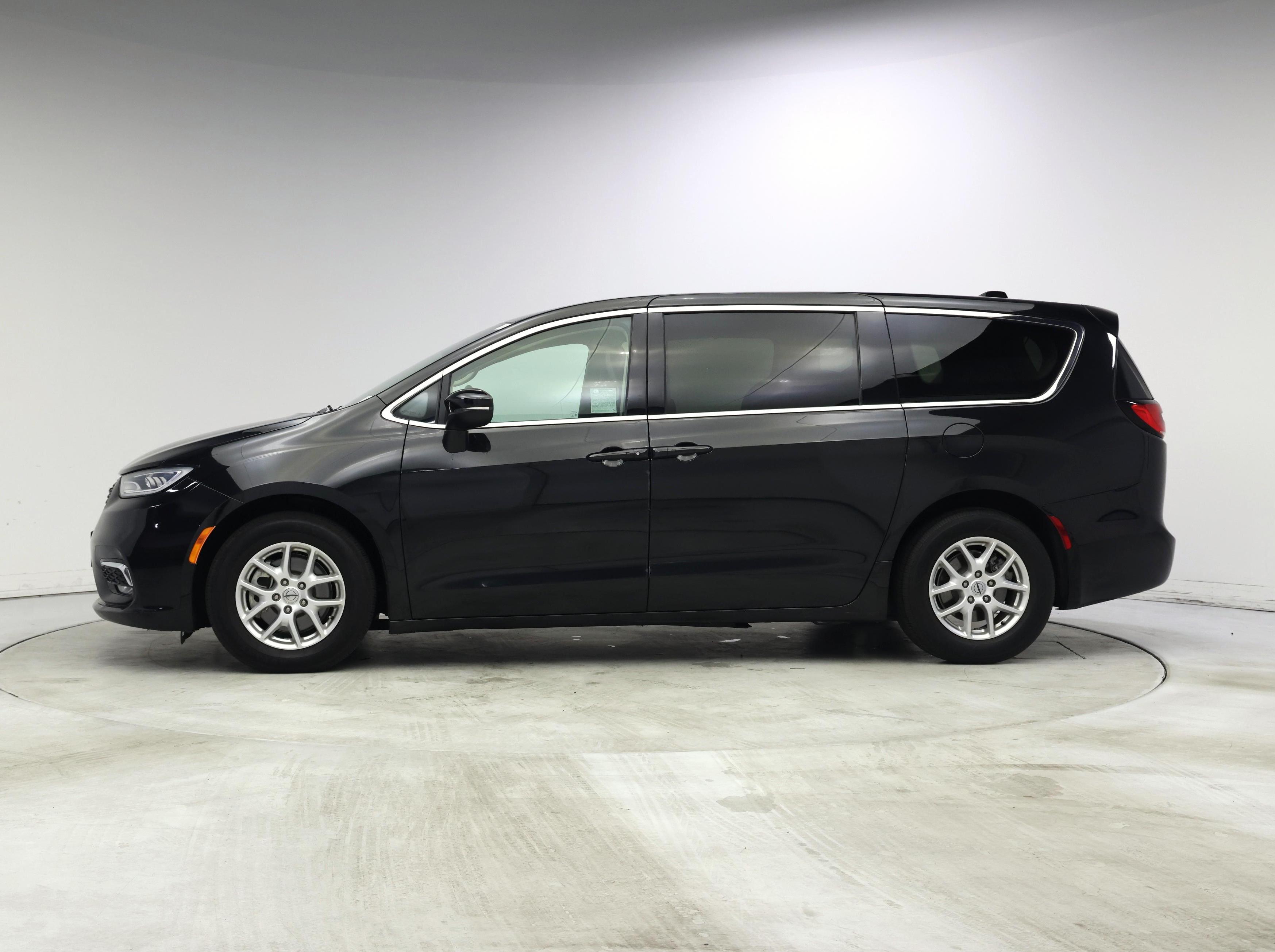 Thumbnail: 2023 Chrysler Pacifica - 3