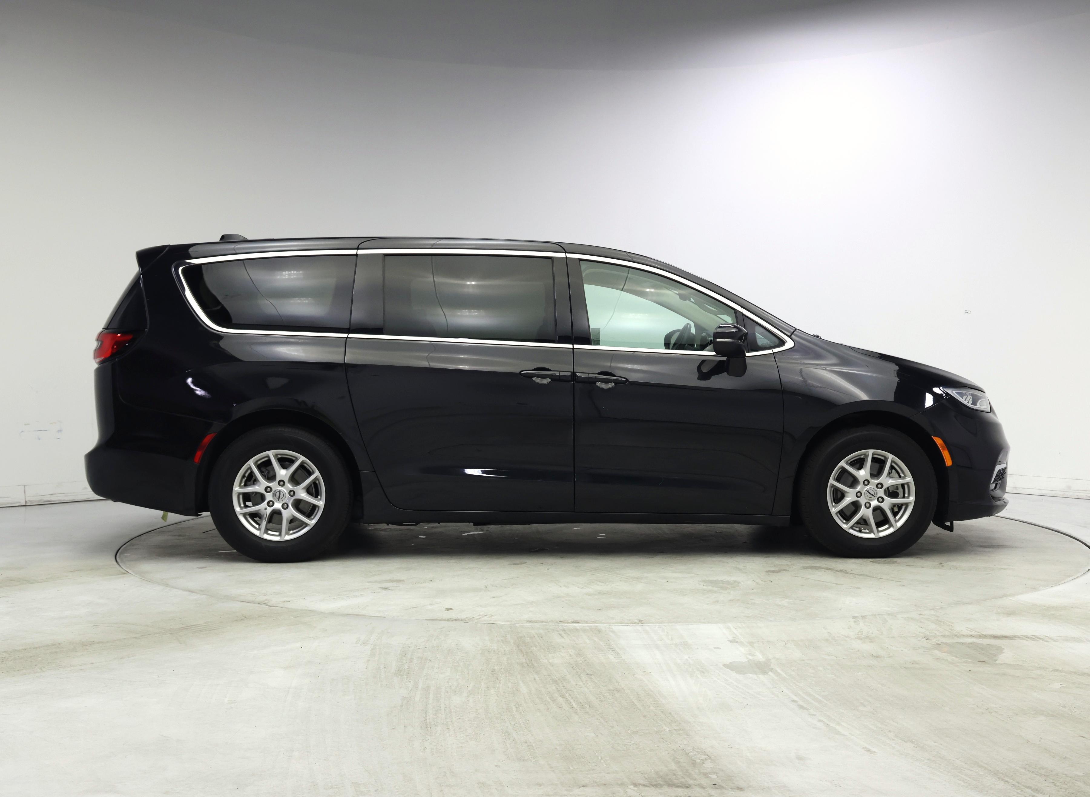 Thumbnail: 2023 Chrysler Pacifica - 7