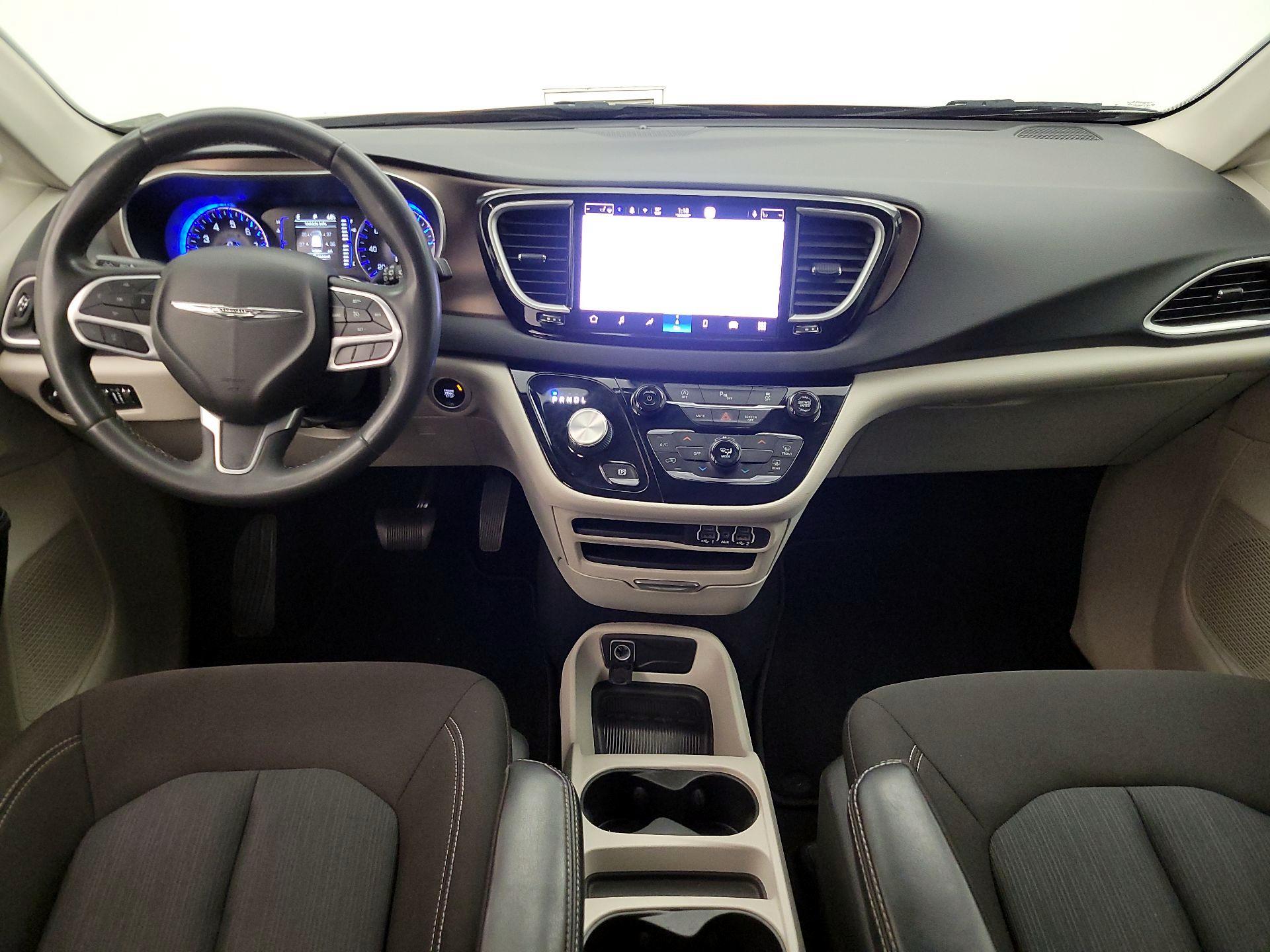 Thumbnail: 2022 Chrysler Voyager - 9