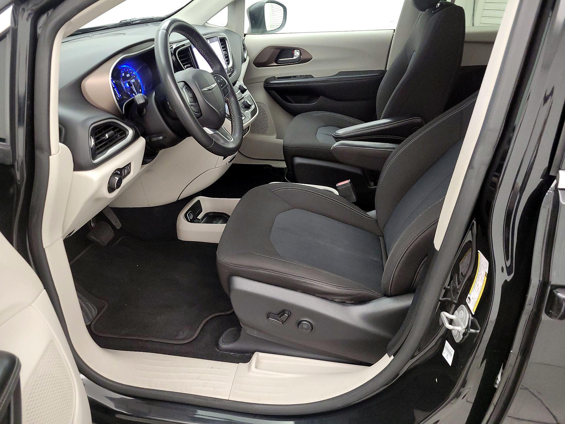 Thumbnail: 2022 Chrysler Voyager - 11