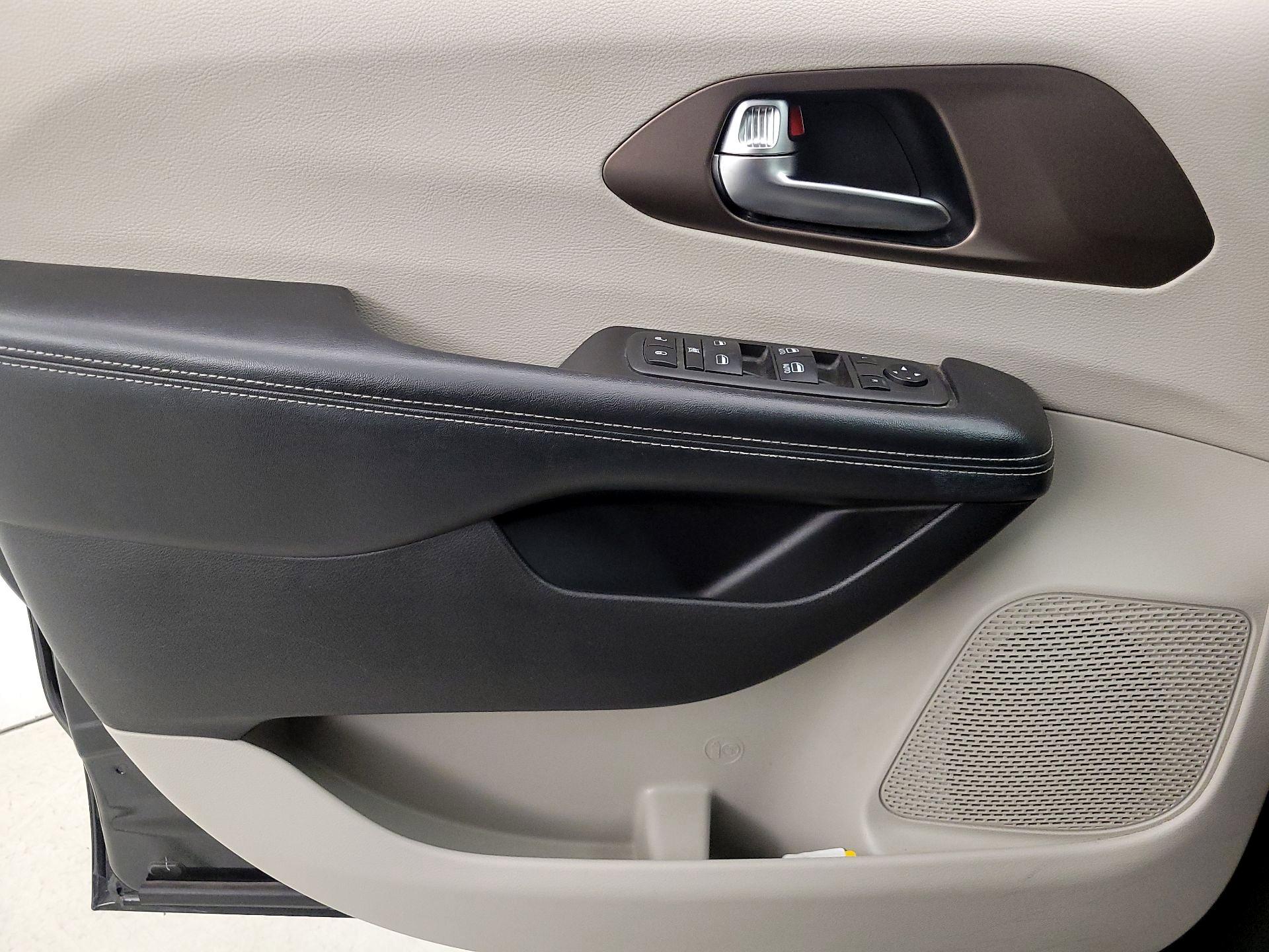 Thumbnail: 2022 Chrysler Voyager - 12