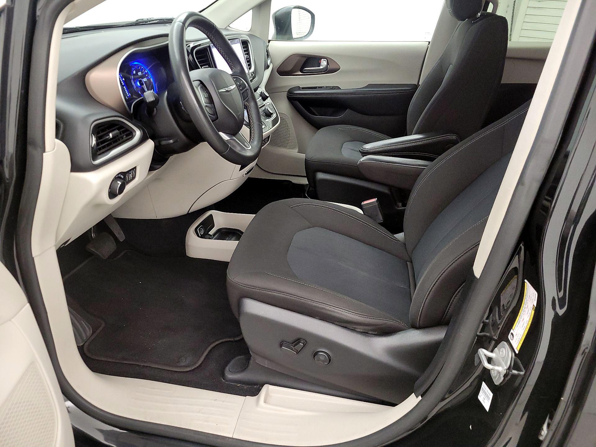 Thumbnail: 2022 Chrysler Voyager - 20