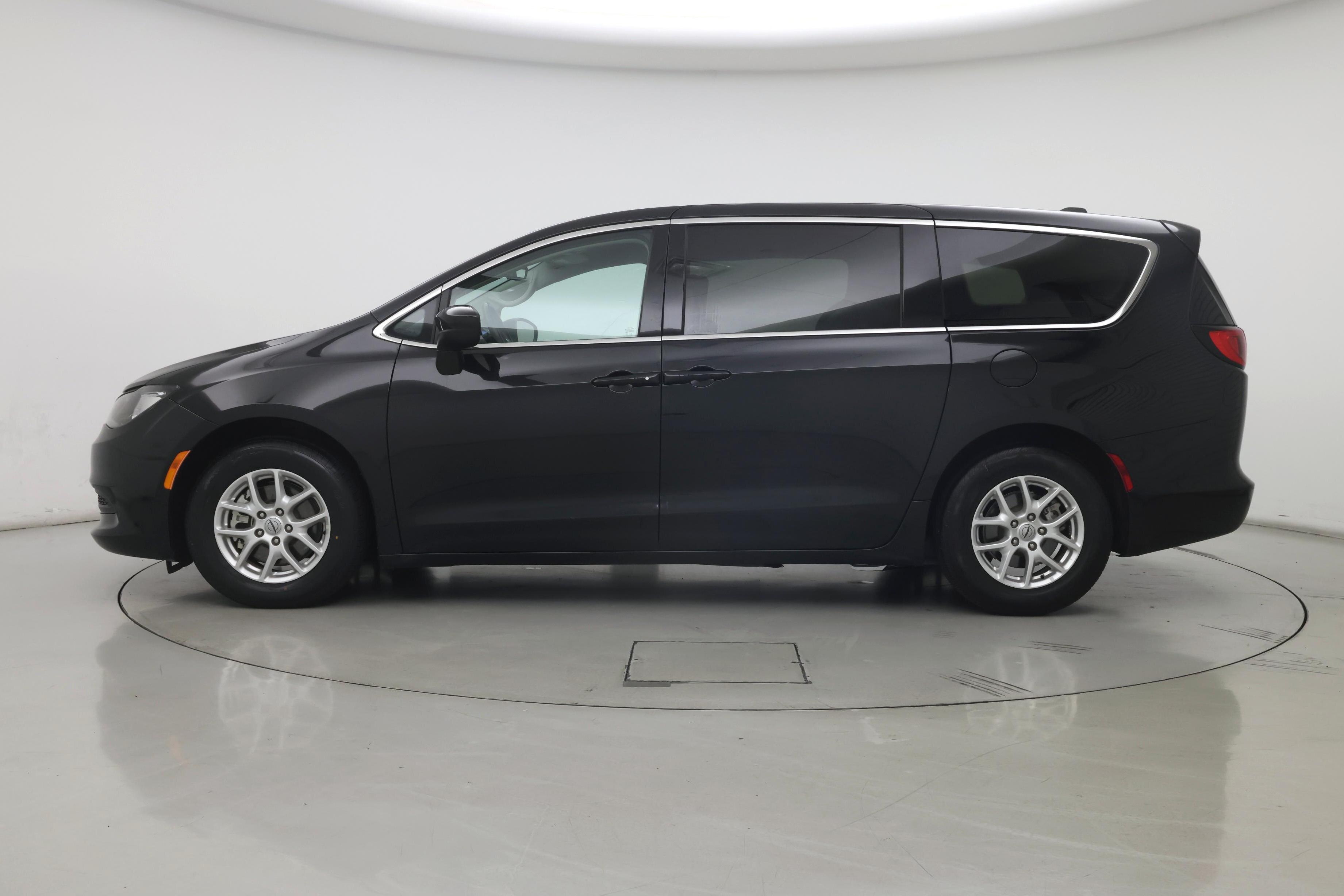 Thumbnail: 2022 Chrysler Voyager - 3