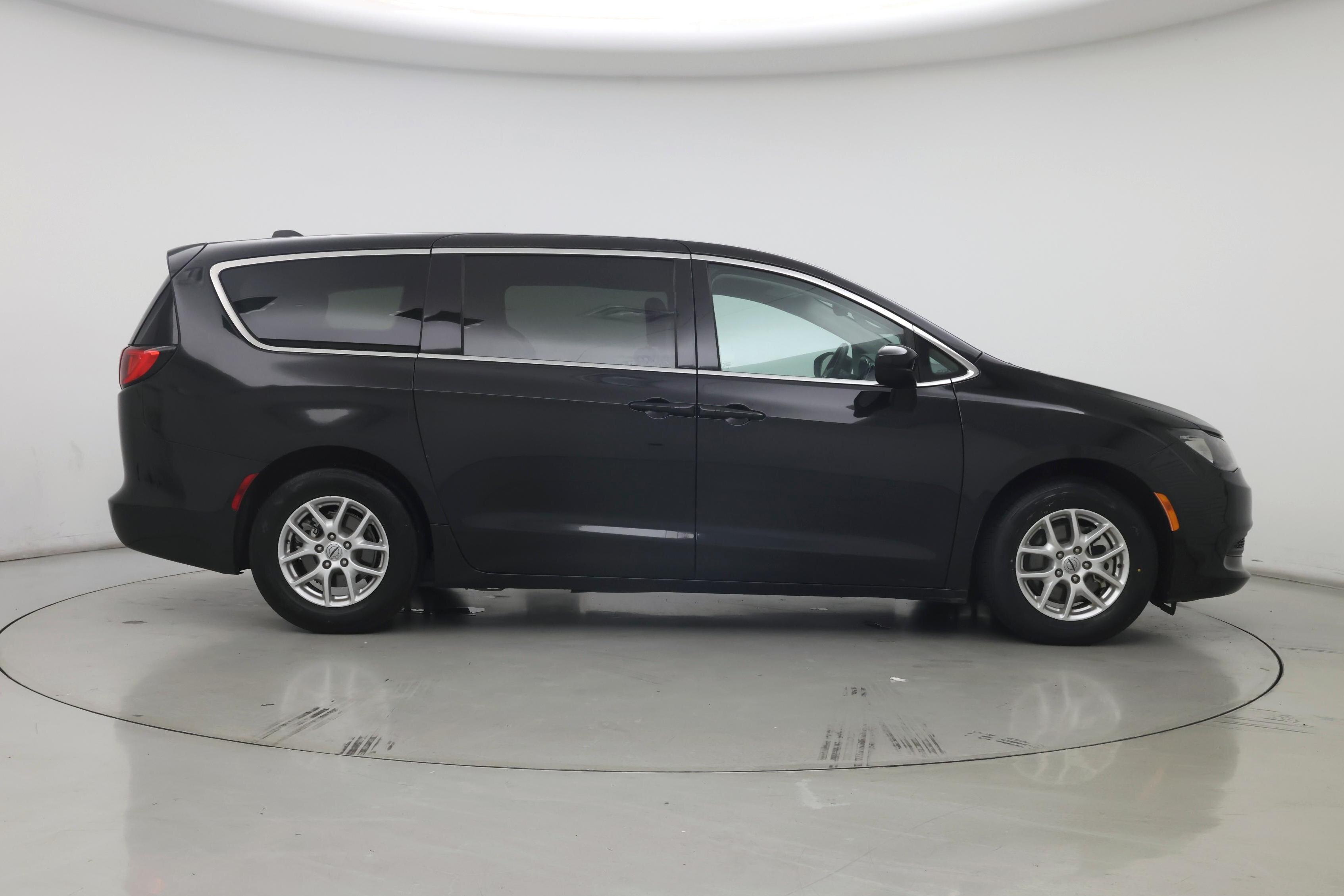 Thumbnail: 2022 Chrysler Voyager - 7