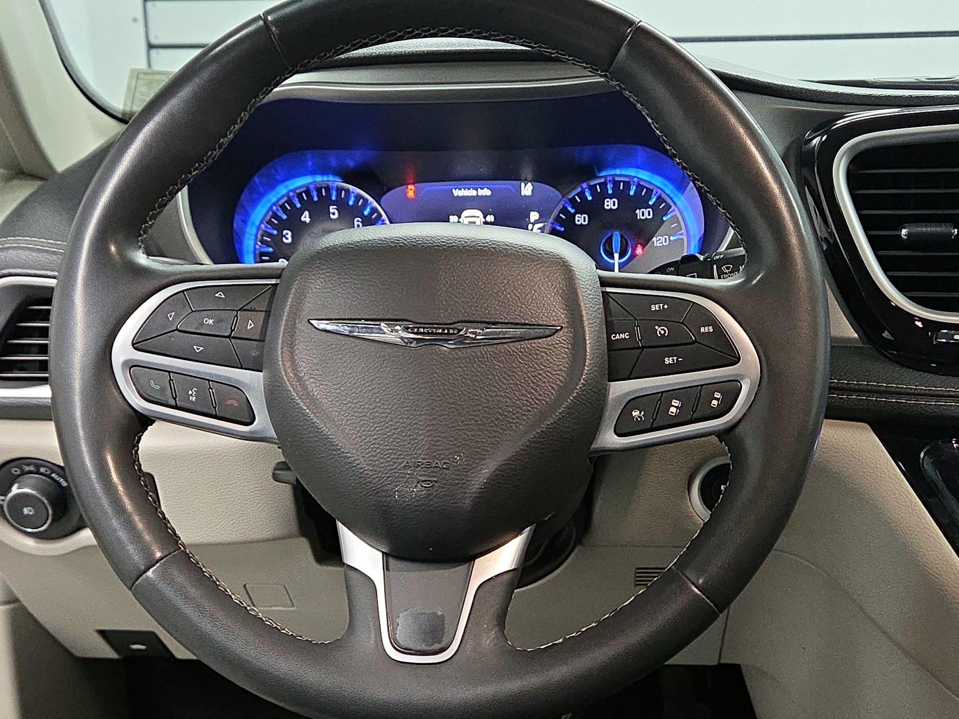 Thumbnail: 2022 Chrysler Pacifica - 10