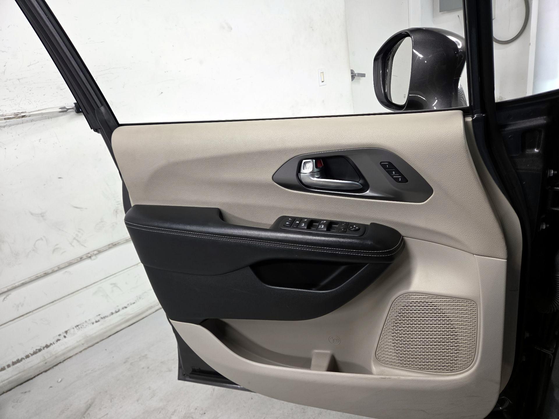 Thumbnail: 2022 Chrysler Pacifica - 12