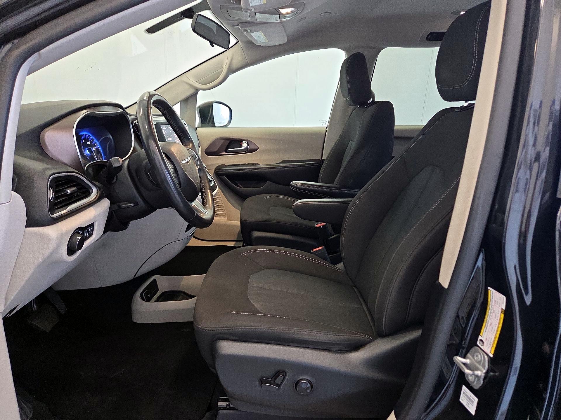 Thumbnail: 2022 Chrysler Voyager - 11
