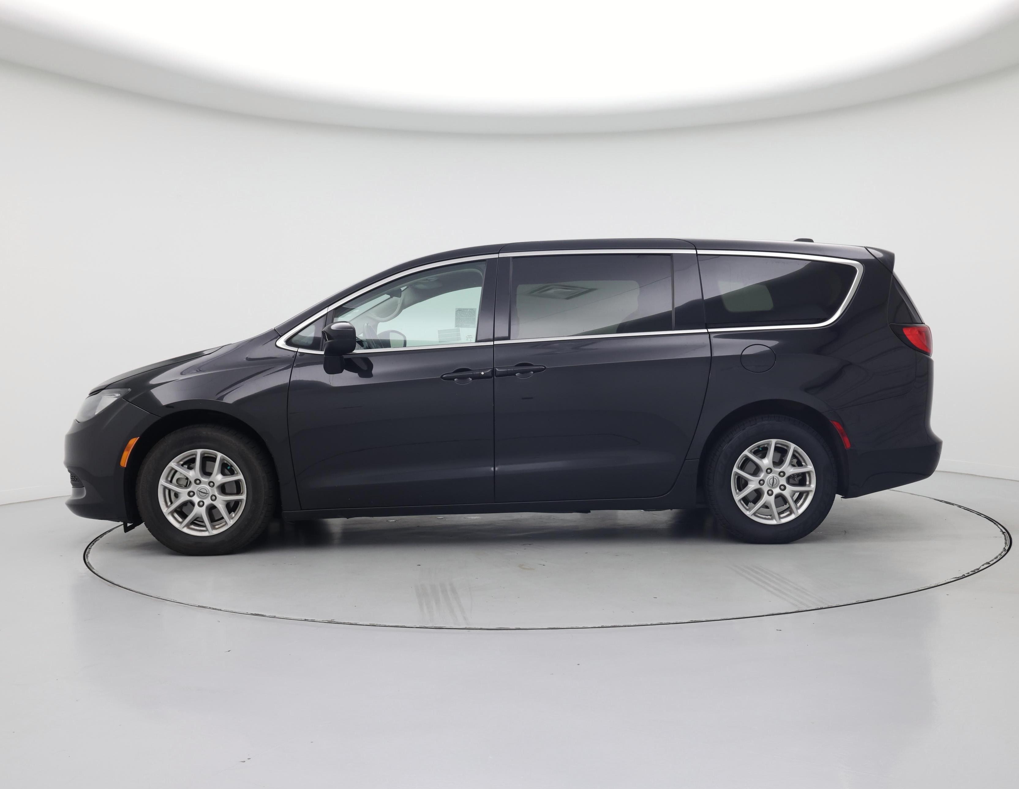 Thumbnail: 2022 Chrysler Voyager - 3