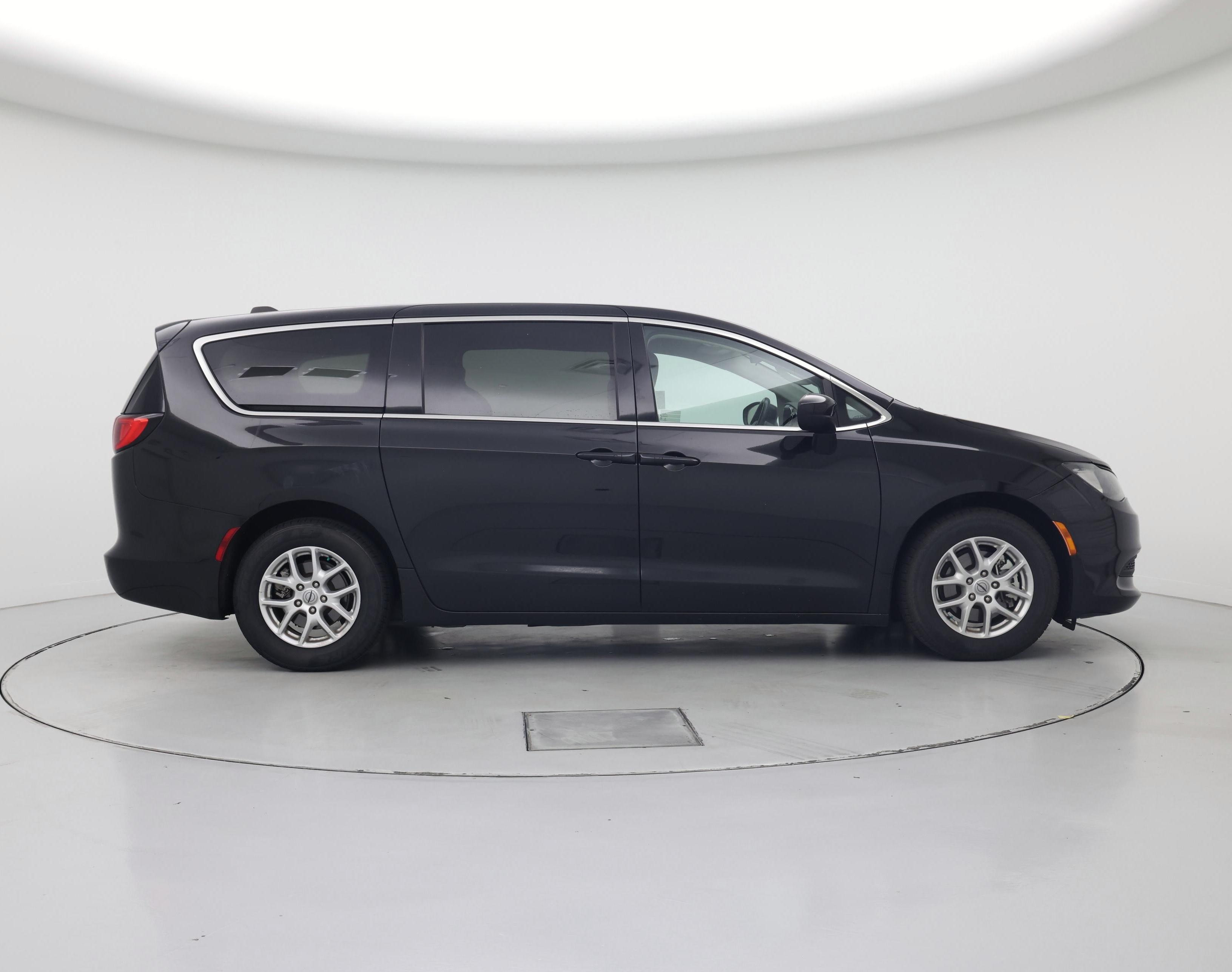 Thumbnail: 2022 Chrysler Voyager - 7