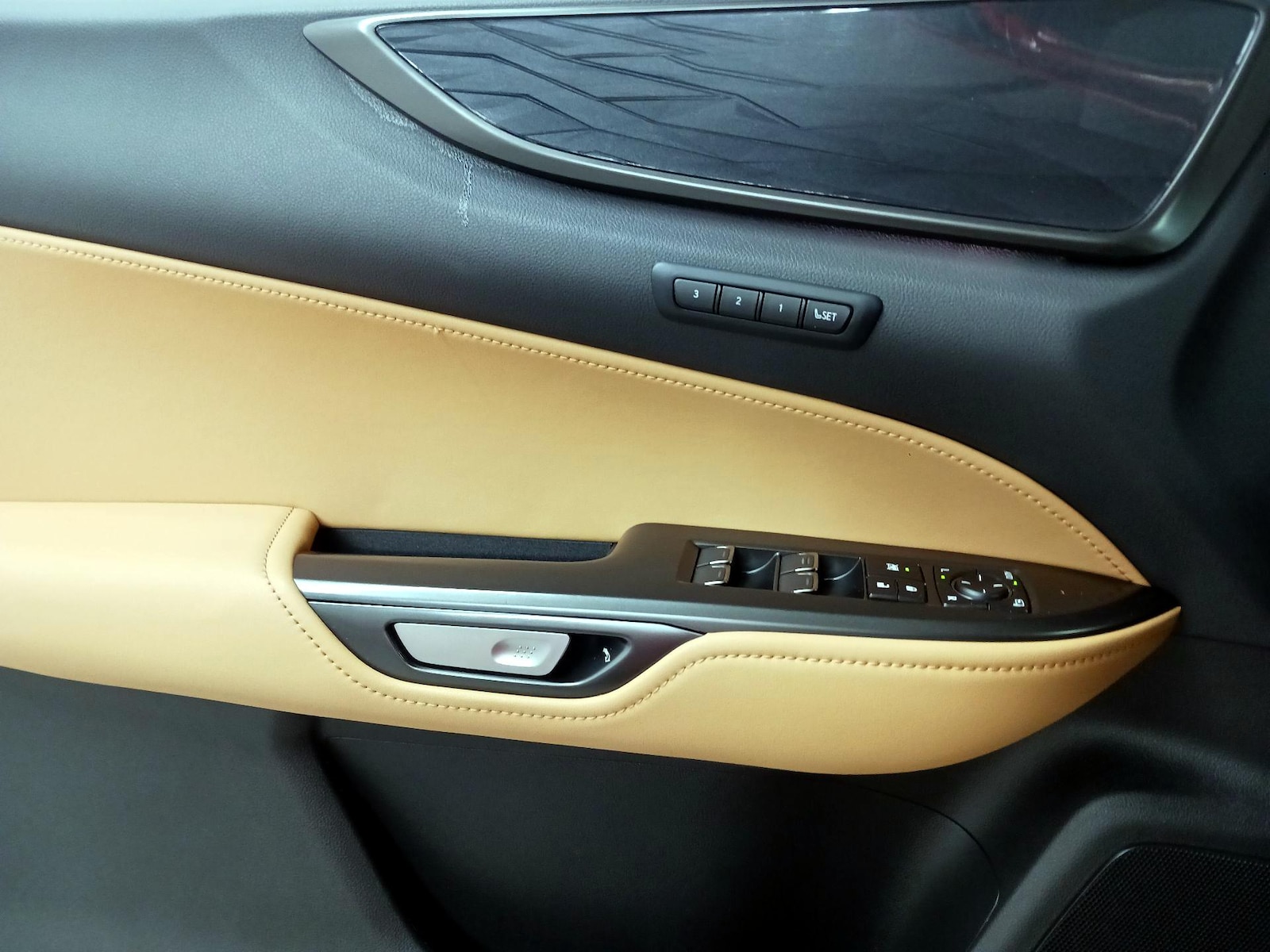 2025 Lexus NX Hybrid 350h - Photo 13