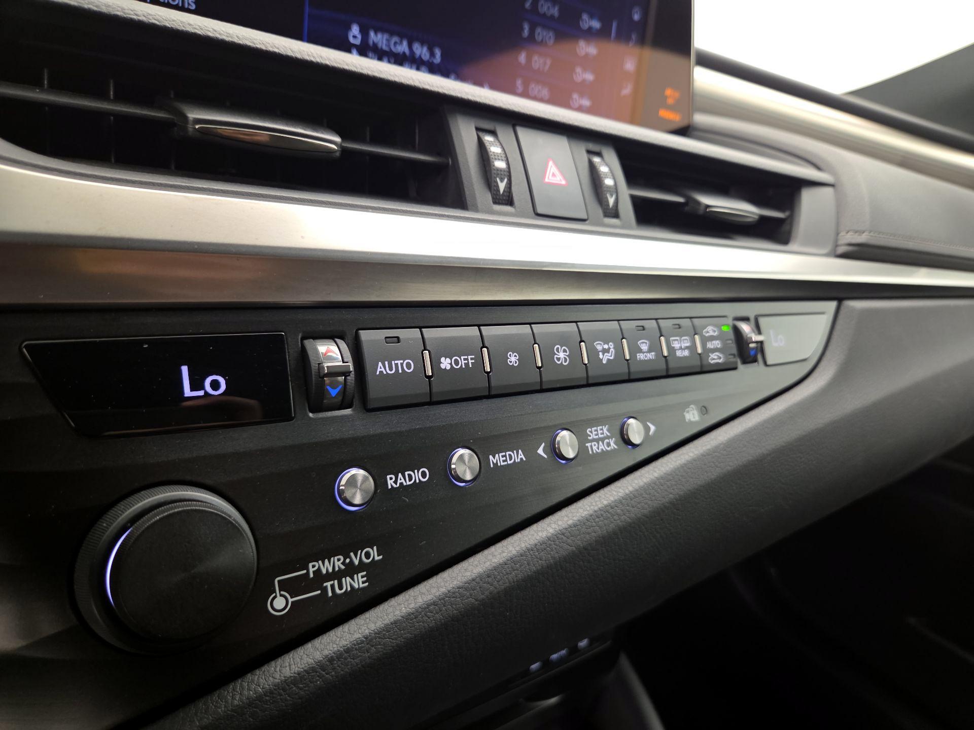 Thumbnail: 2019 Lexus ES - 17