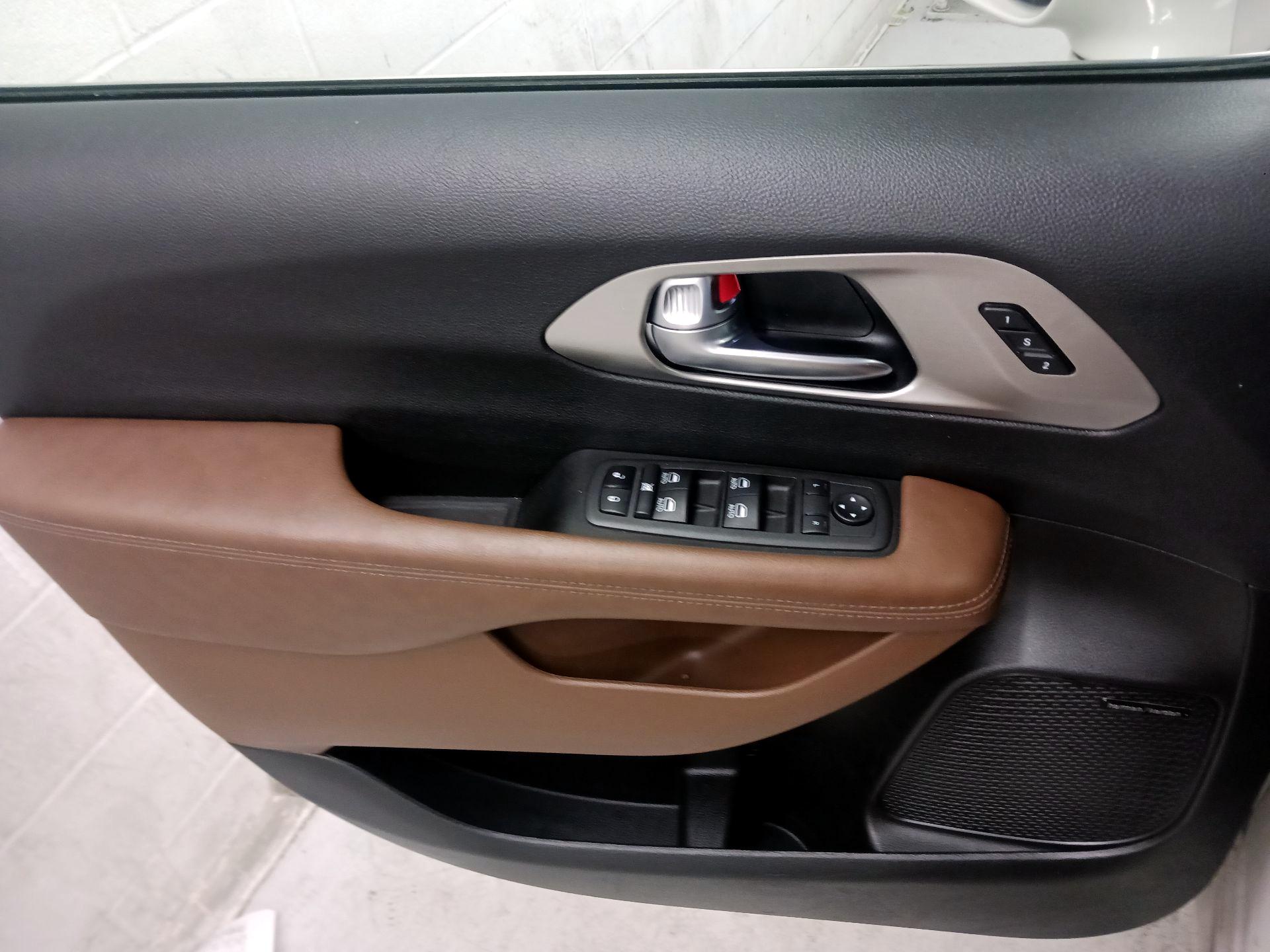 Thumbnail: 2021 Chrysler Pacifica - 12