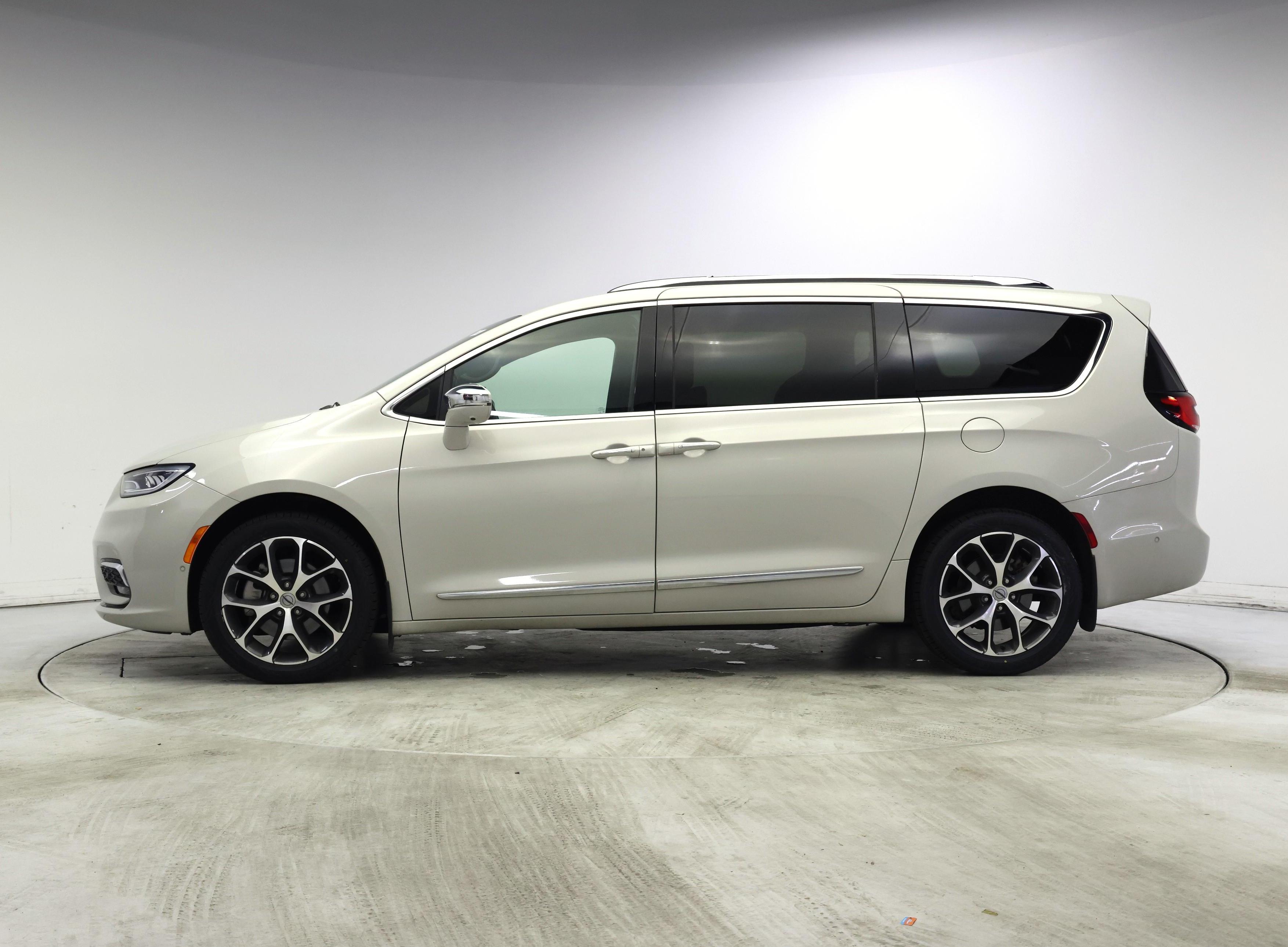 Thumbnail: 2021 Chrysler Pacifica - 3