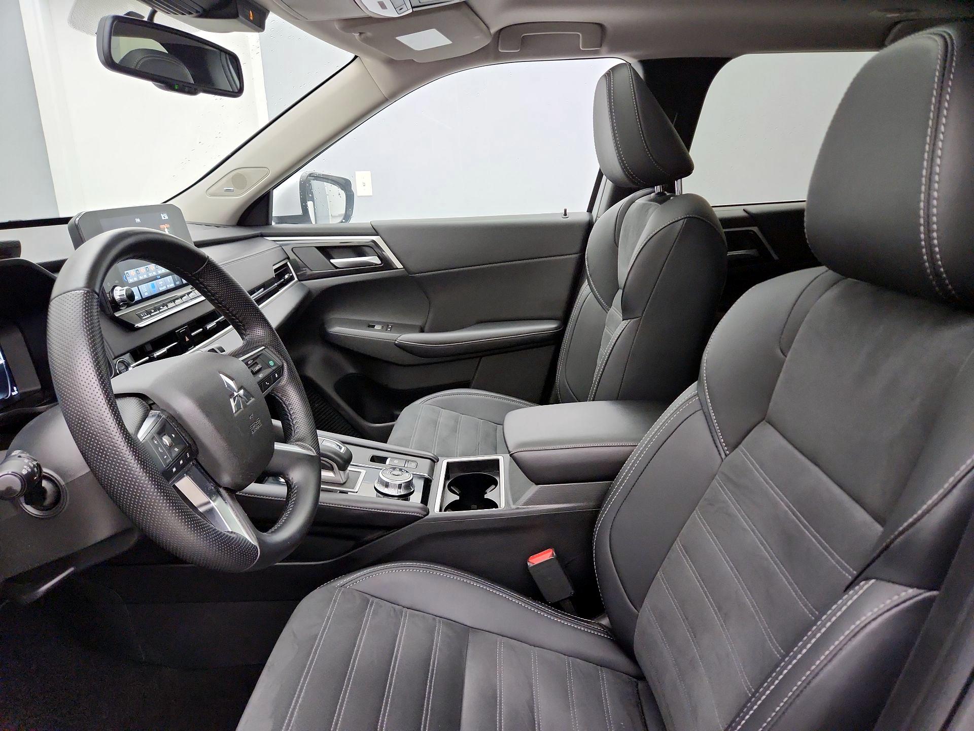 Thumbnail: 2024 Mitsubishi Outlander - 11