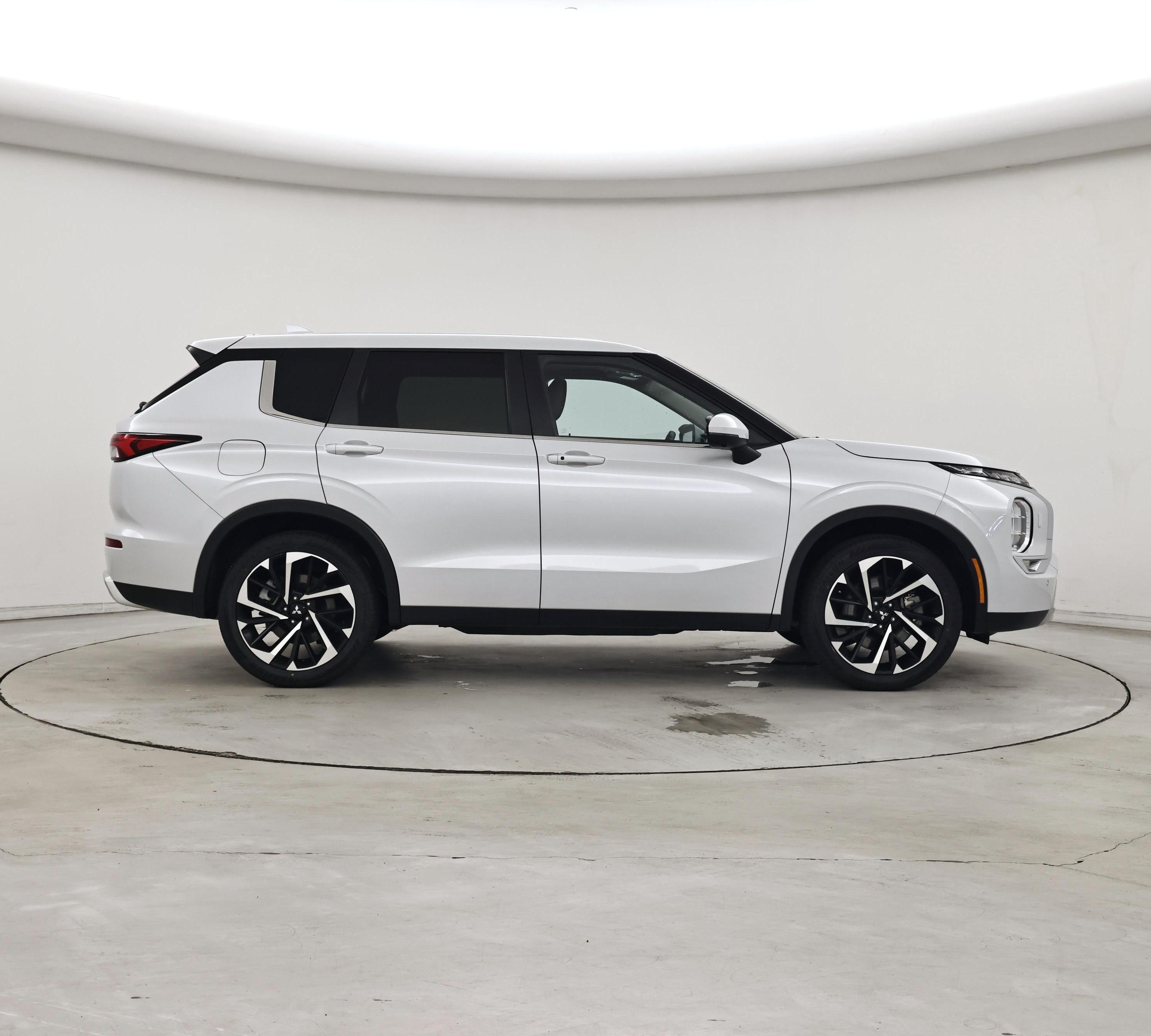 Thumbnail: 2024 Mitsubishi Outlander - 7