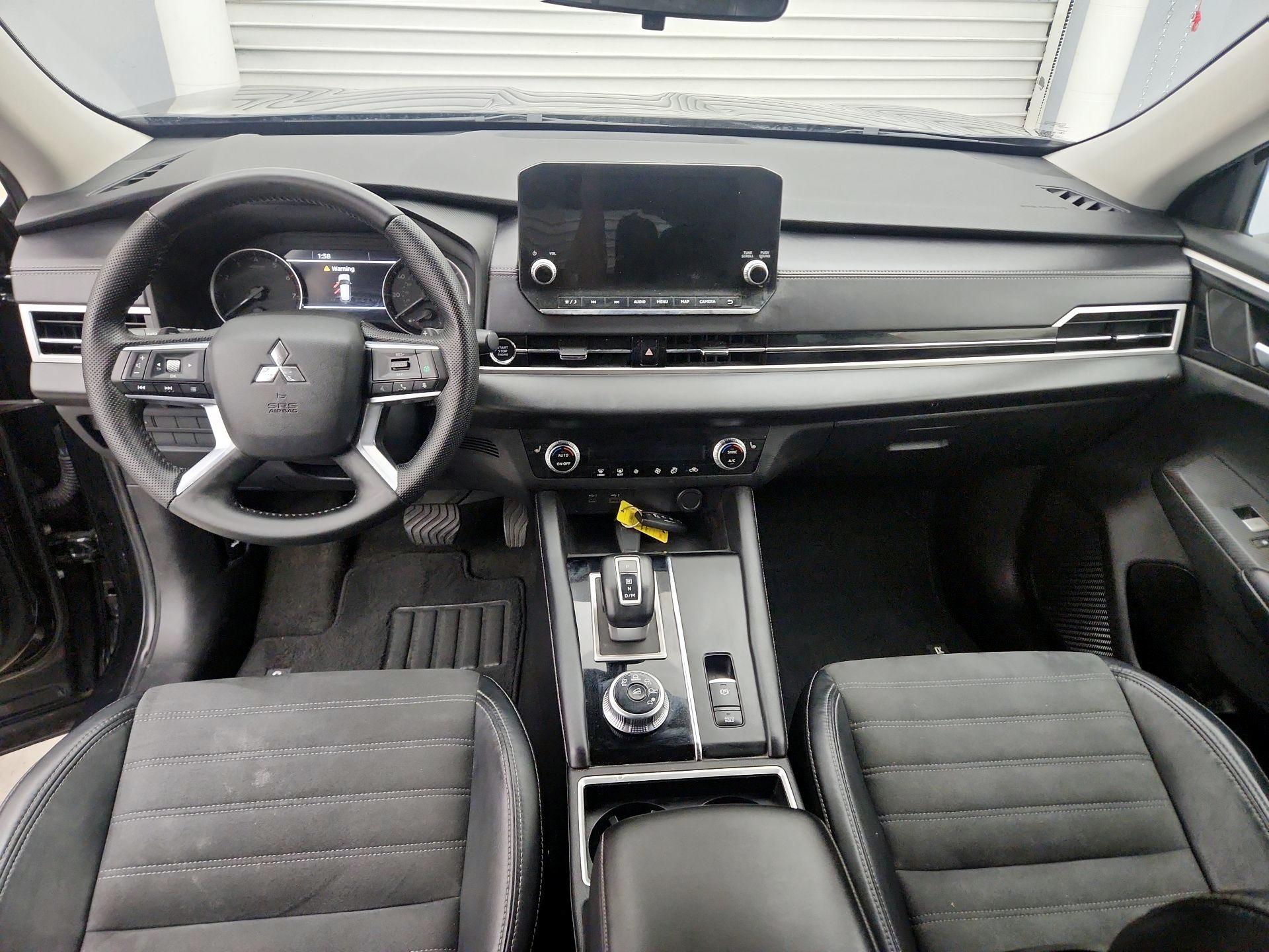 Thumbnail: 2023 Mitsubishi Outlander - 9