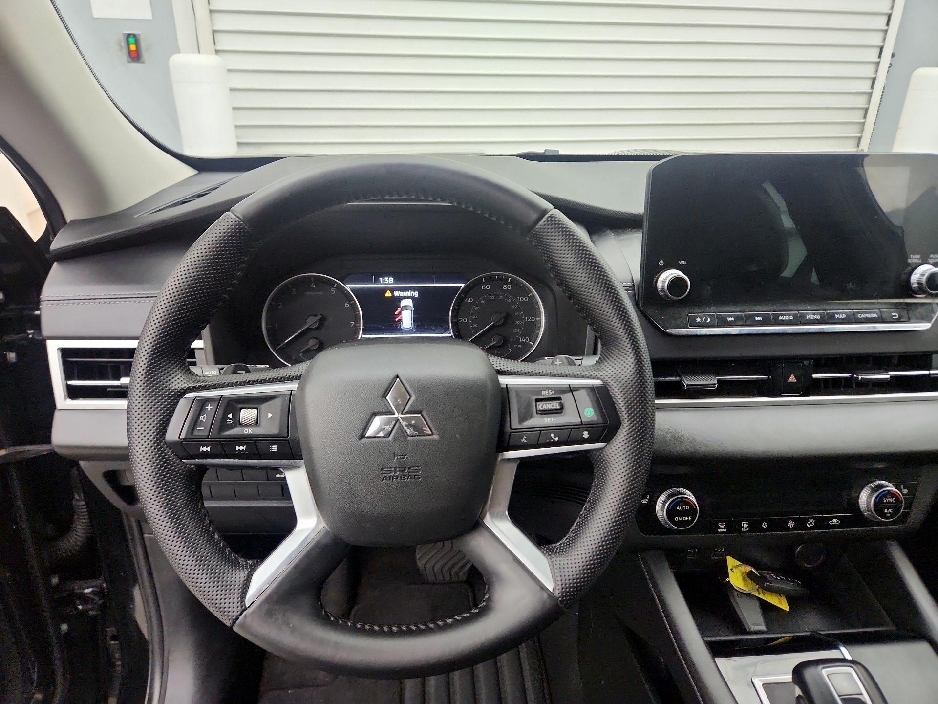 Thumbnail: 2023 Mitsubishi Outlander - 10