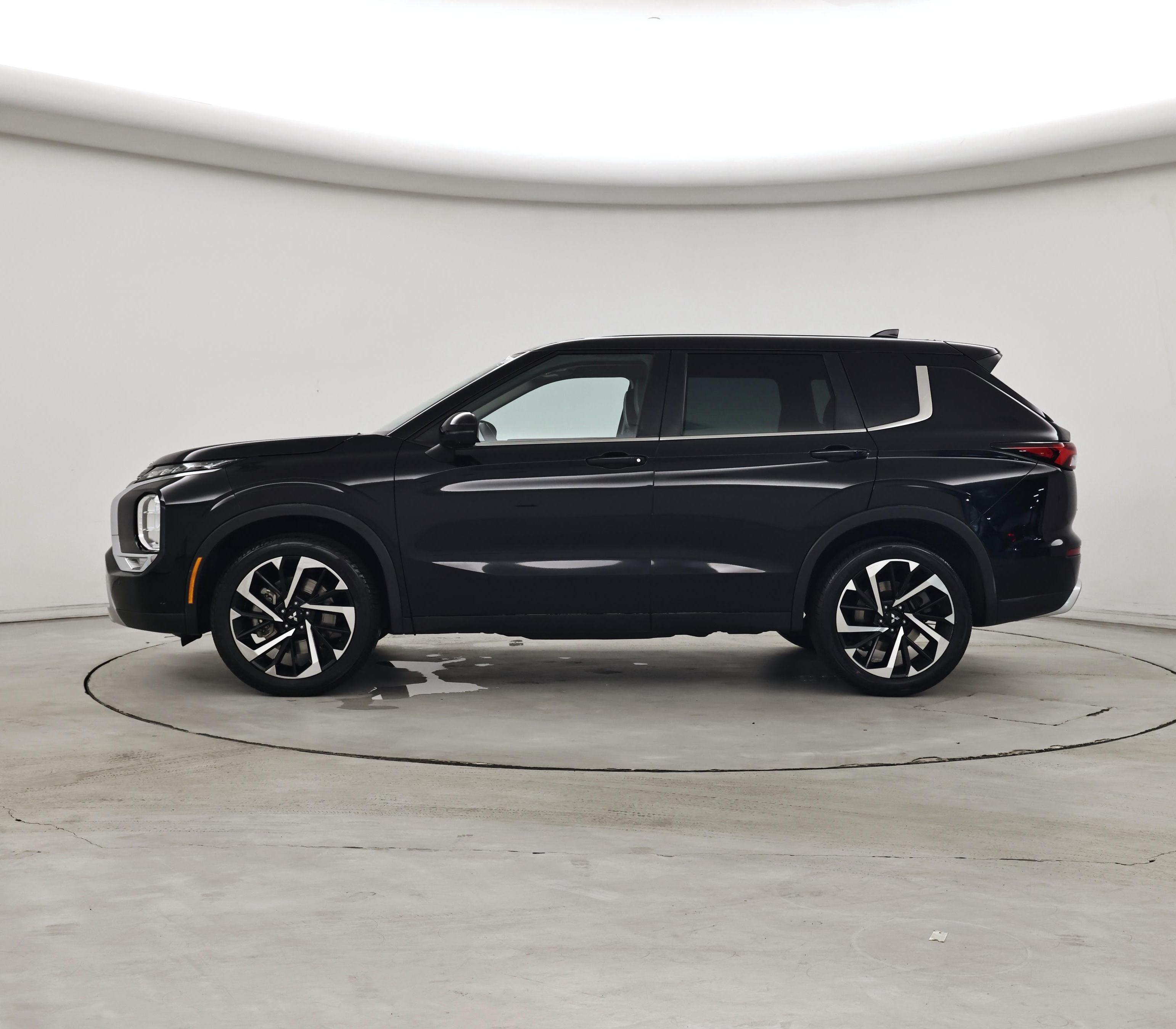 Thumbnail: 2023 Mitsubishi Outlander - 3