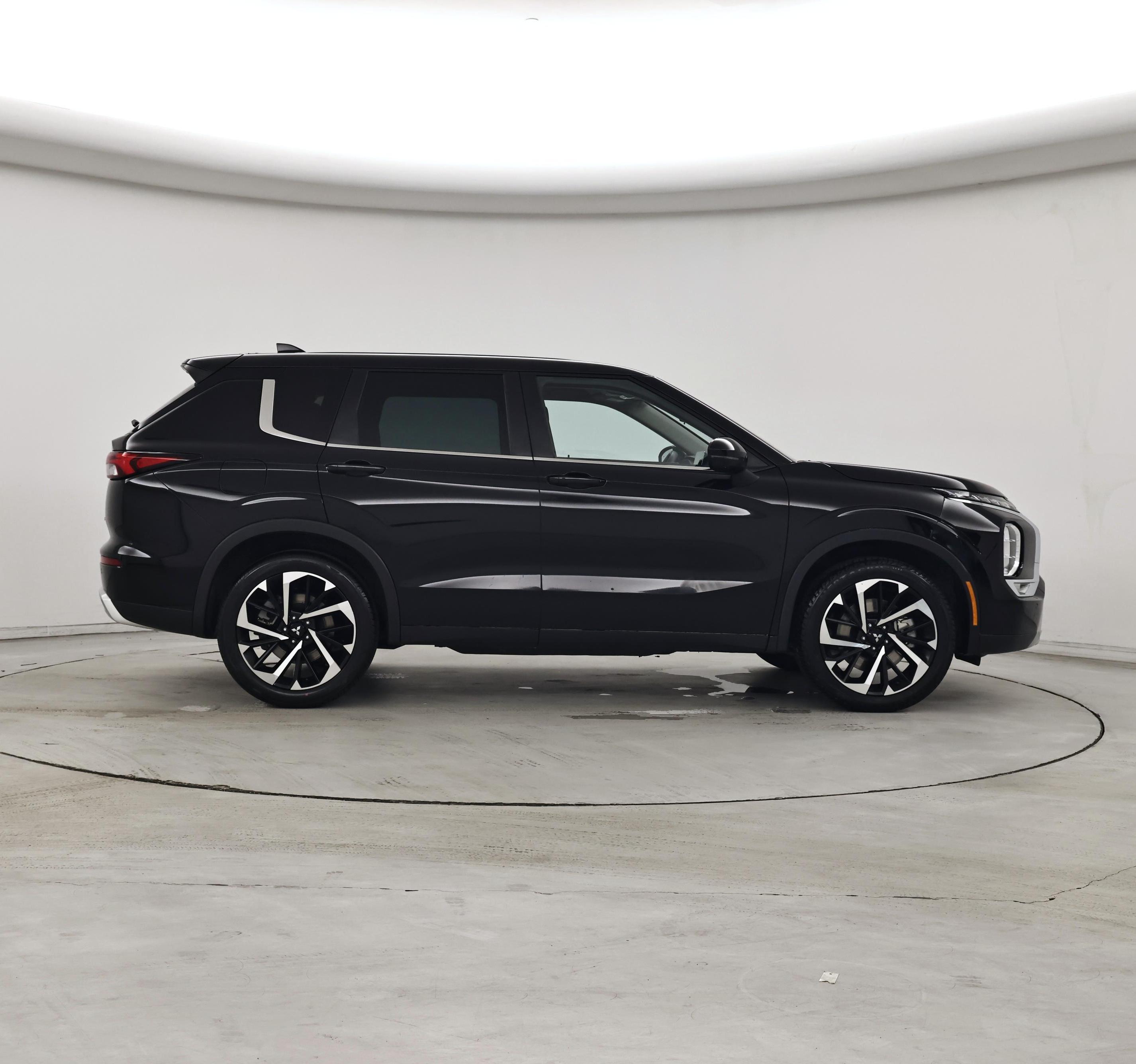 Thumbnail: 2023 Mitsubishi Outlander - 7