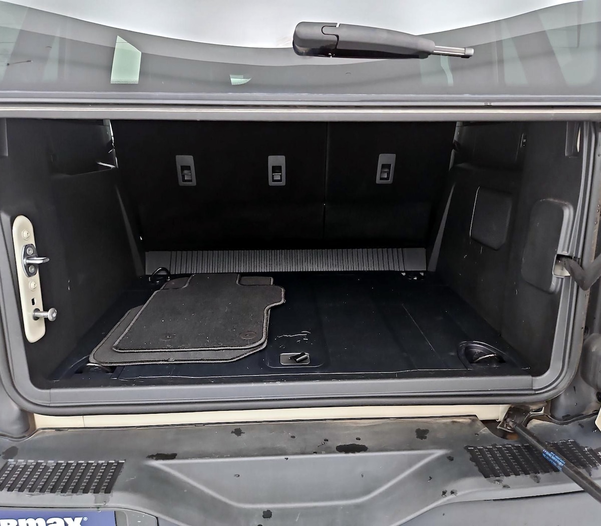 Trunk/Cargo (Seats Up)