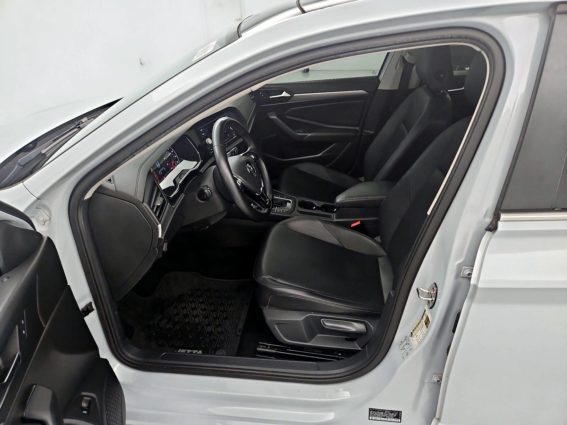 Thumbnail: 2019 Volkswagen Jetta - 11