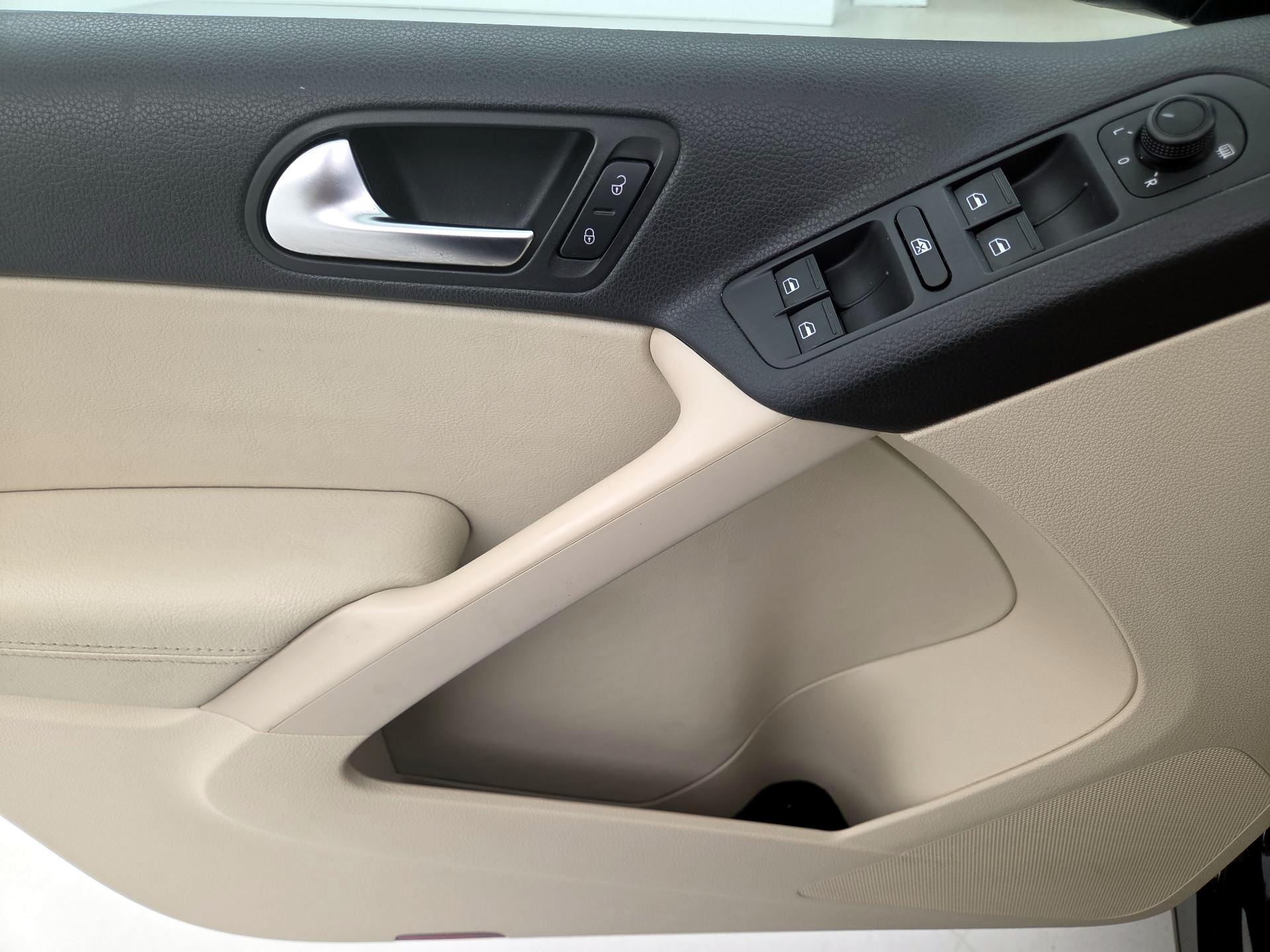 Thumbnail: 2016 Volkswagen Tiguan - 12