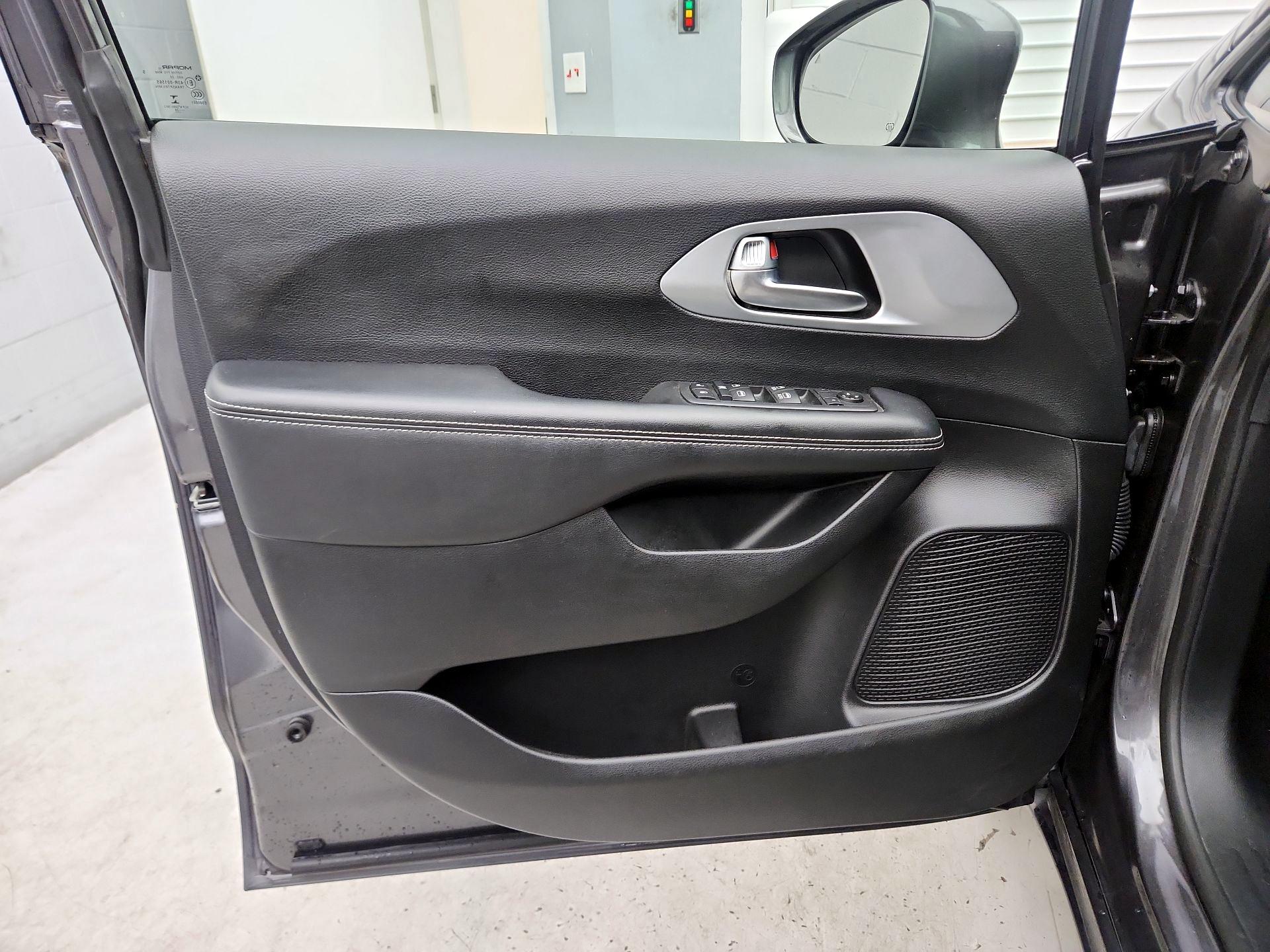 Thumbnail: 2020 Chrysler Pacifica - 12