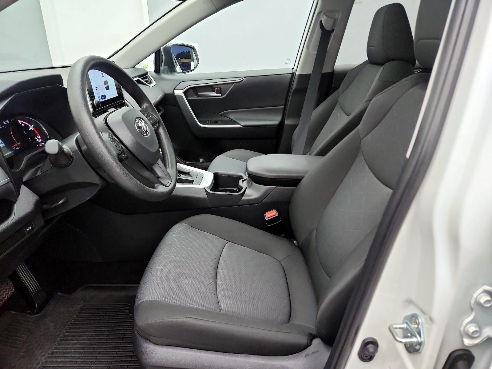 2025 Toyota RAV4 XLE - Photo 12