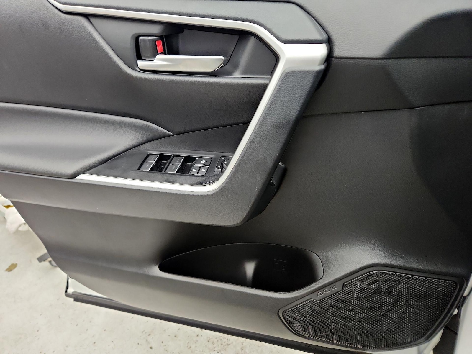 2025 Toyota RAV4 XLE - Photo 13
