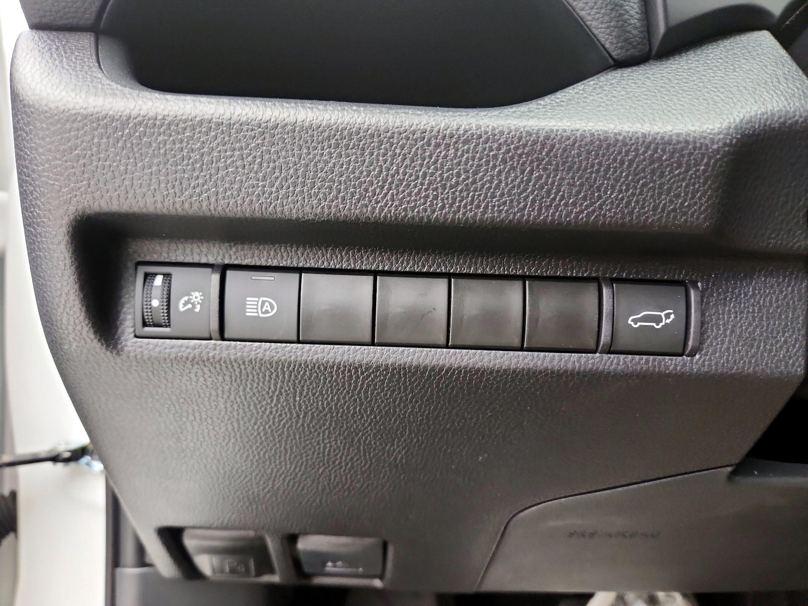 2025 Toyota RAV4 XLE - Photo 14