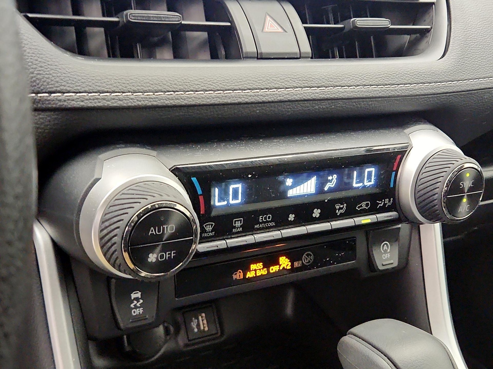 2025 Toyota RAV4 XLE - Photo 17
