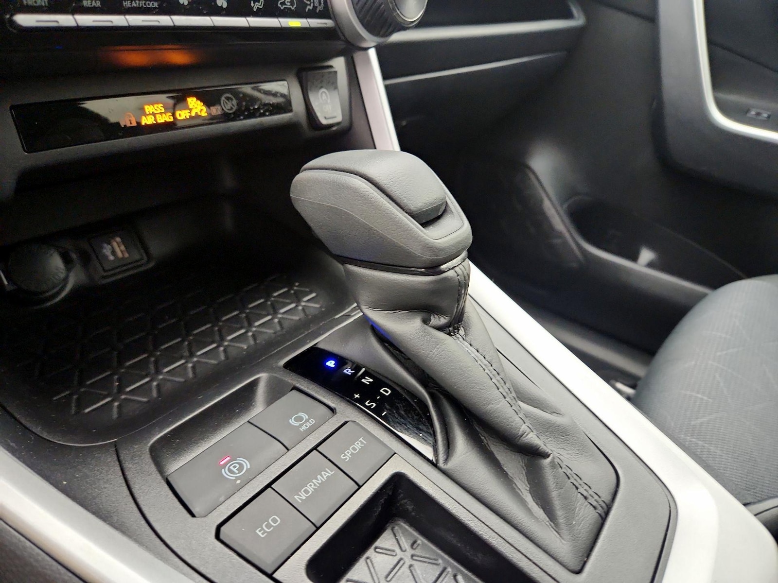 2025 Toyota RAV4 XLE - Photo 18