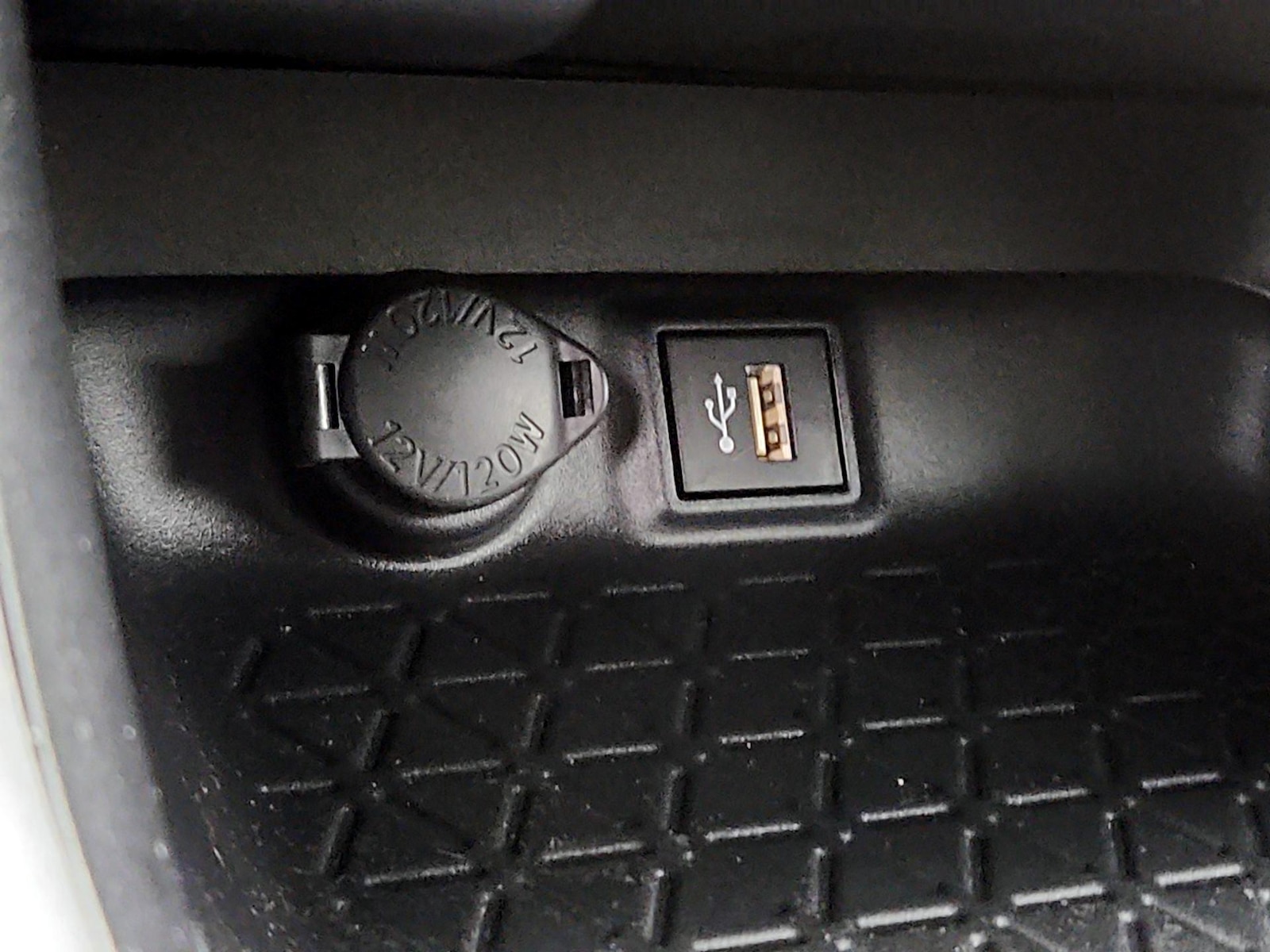 2025 Toyota RAV4 XLE - Photo 19