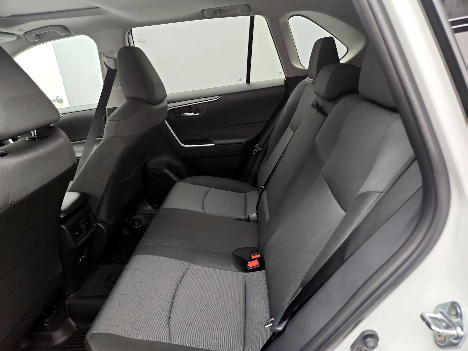 2025 Toyota RAV4 XLE - Photo 21