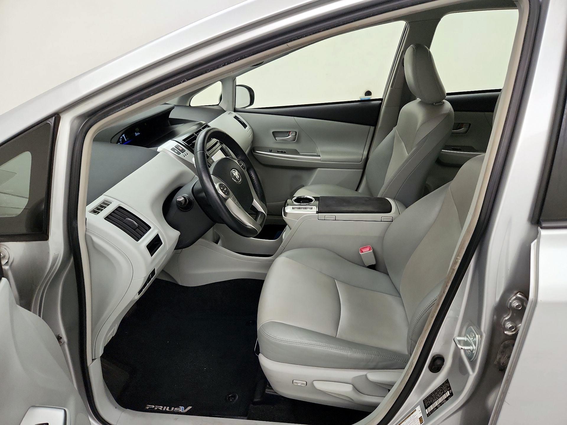 Thumbnail: 2014 Toyota Prius v - 11