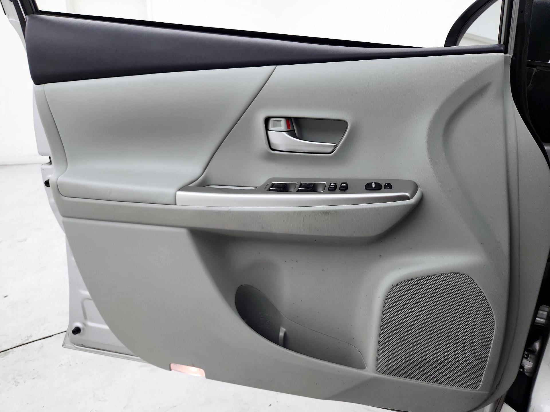 Thumbnail: 2014 Toyota Prius v - 12