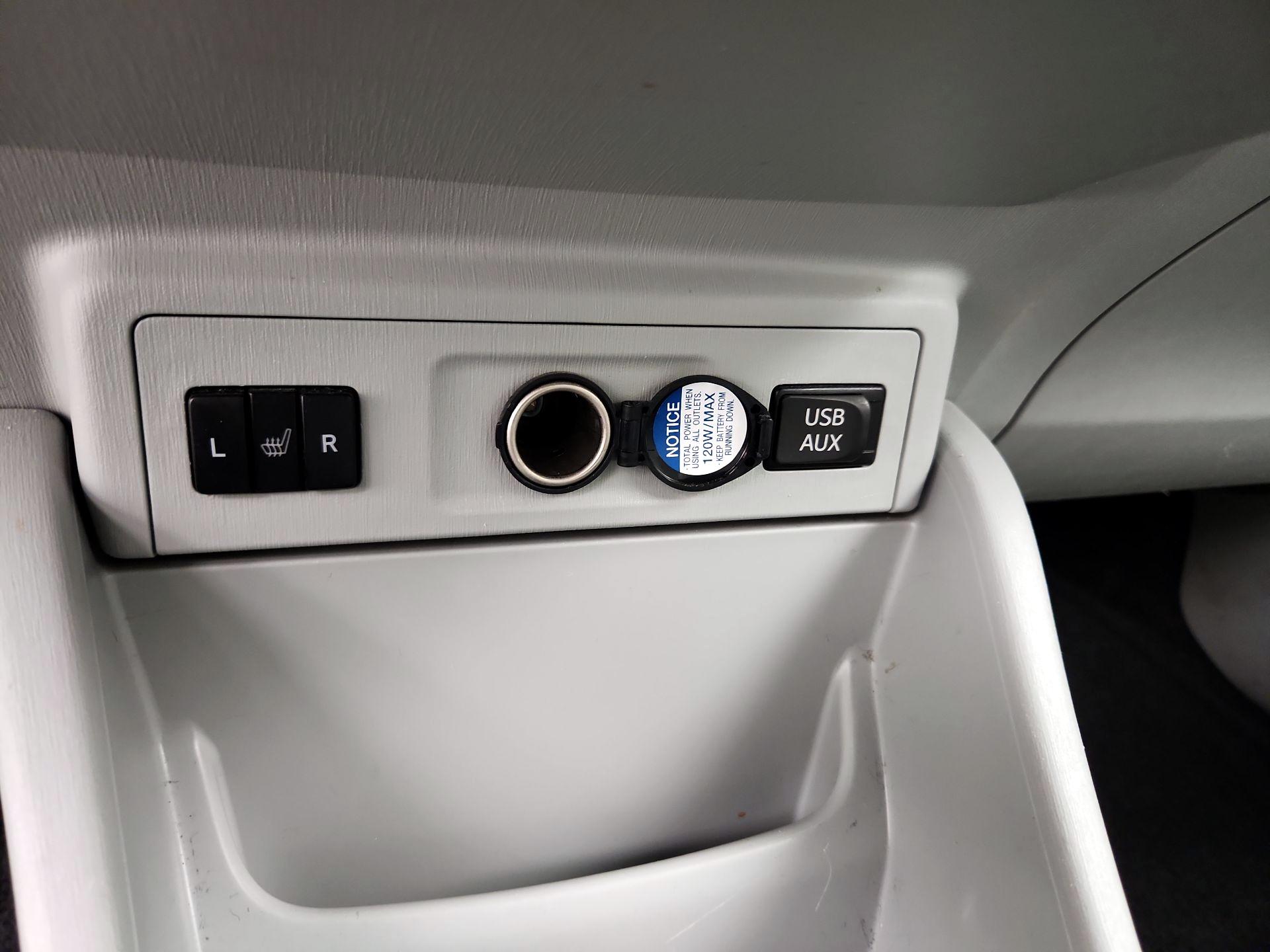 Thumbnail: 2014 Toyota Prius v - 18