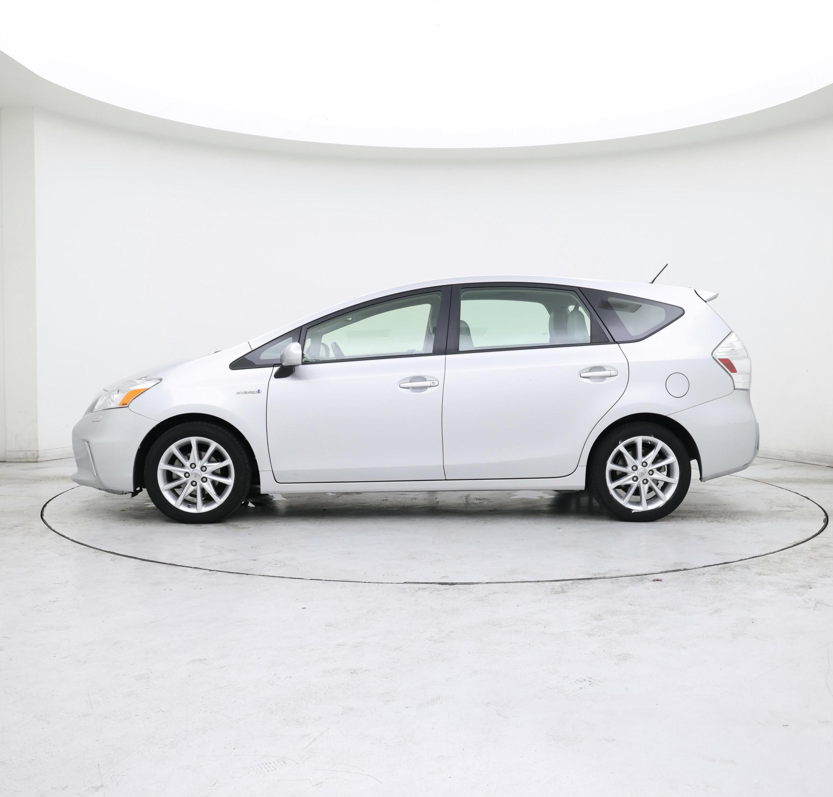 Thumbnail: 2014 Toyota Prius v - 3