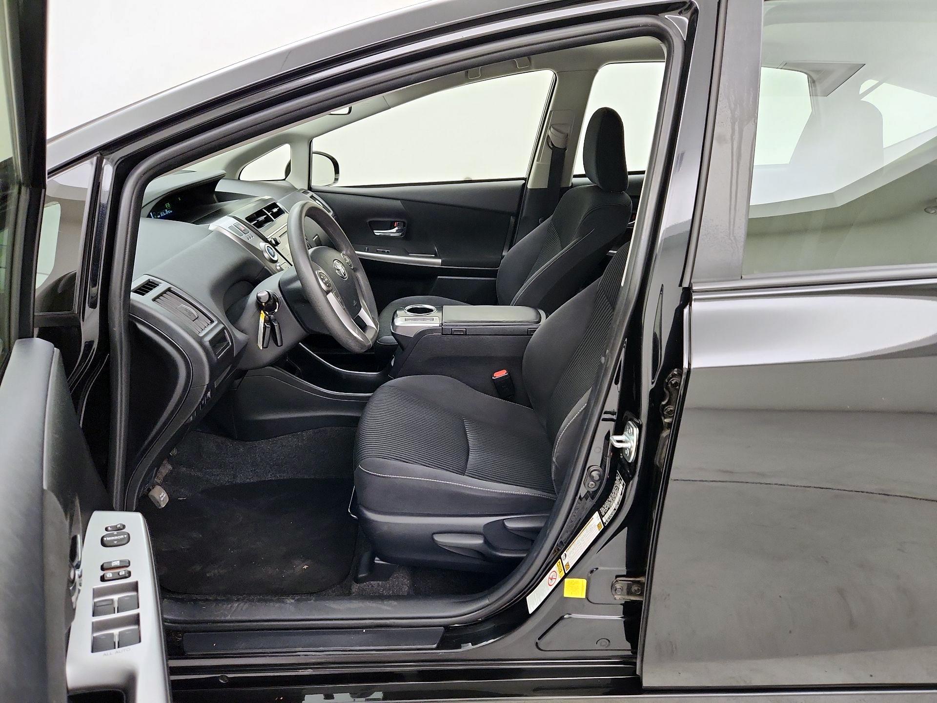 Thumbnail: 2017 Toyota Prius v - 11